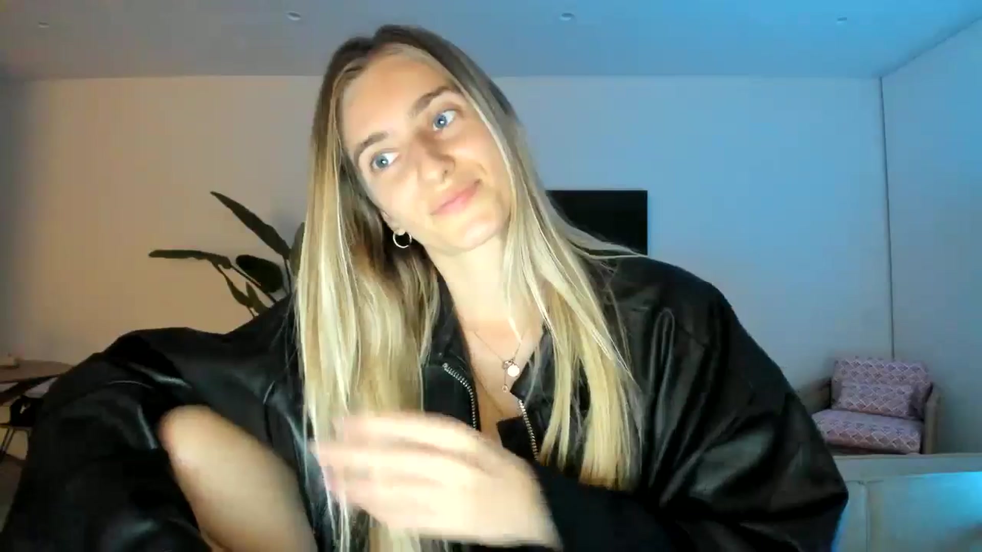 Gallery image thumbnail from Vodka_Queen's myfreecams stream on, 02/21/2025, 08:23 image 15 of 20