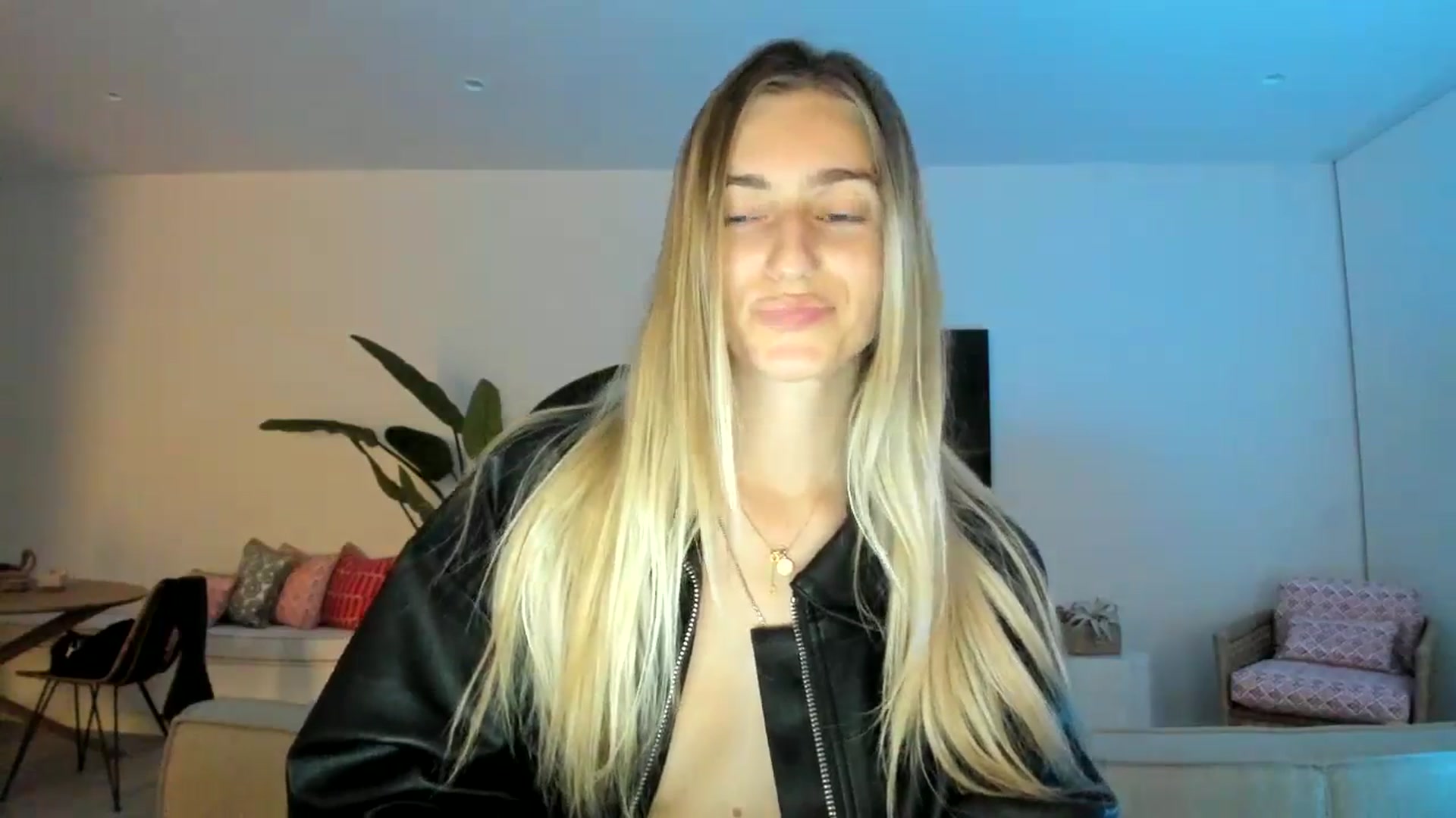 Gallery image thumbnail from Vodka_Queen's myfreecams stream on, 02/21/2025, 08:23 image 12 of 20