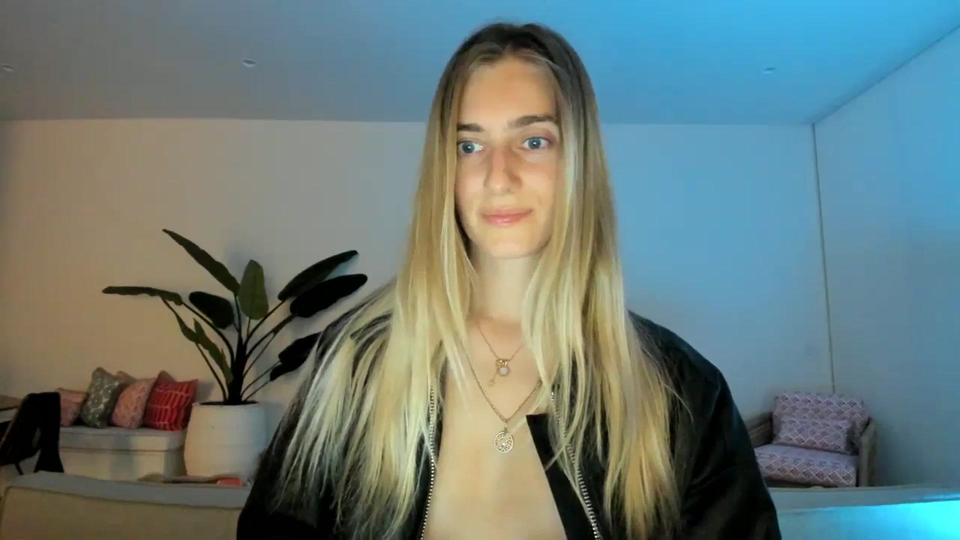 Gallery image thumbnail from Vodka_Queen's myfreecams stream on, 02/21/2025, 08:23 image 4 of 20
