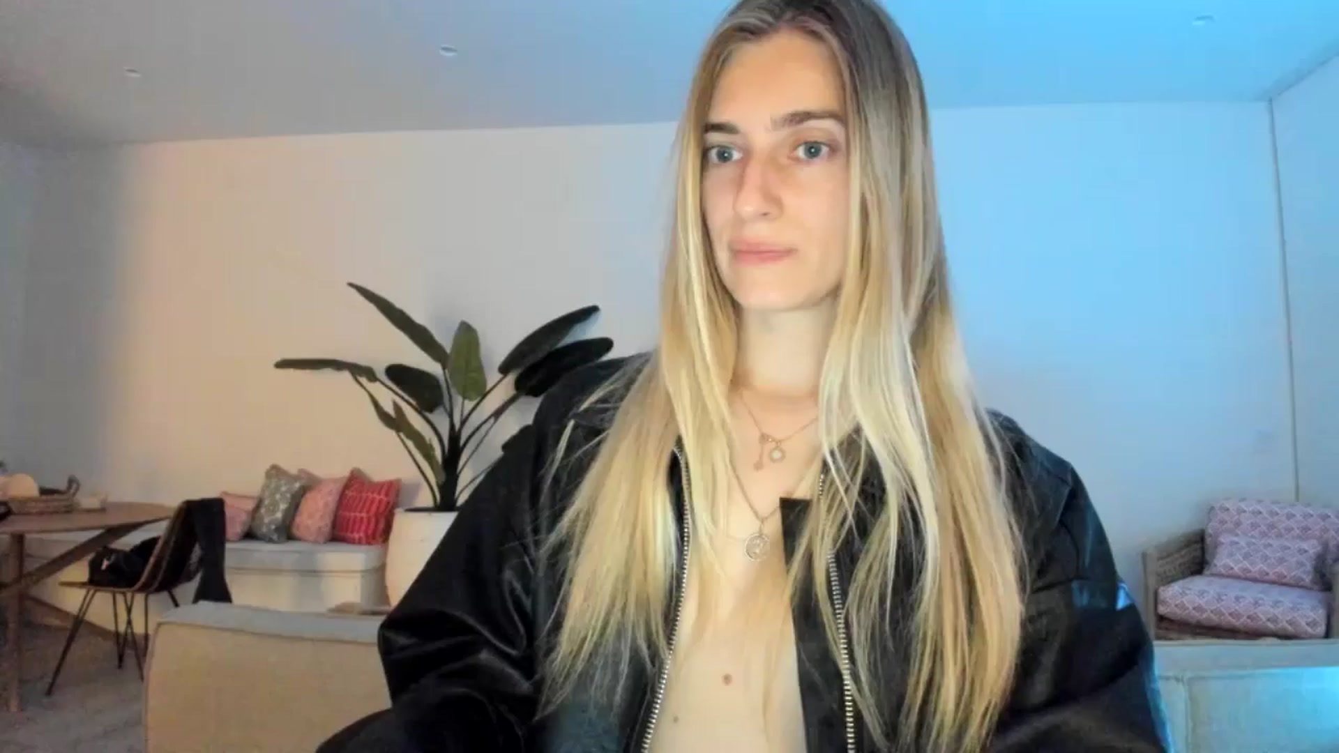 Gallery image thumbnail from Vodka_Queen's myfreecams stream on, 02/21/2025, 08:23 image 1 of 20