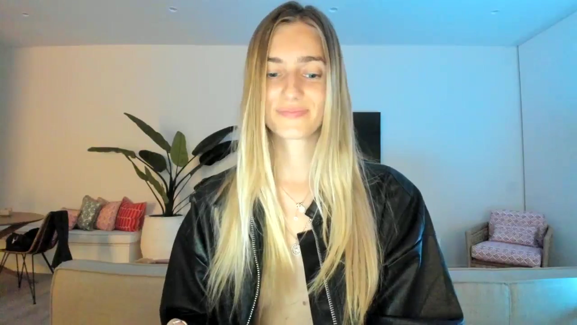 Gallery image thumbnail from Vodka_Queen's myfreecams stream on, 02/21/2025, 08:23 image 16 of 20