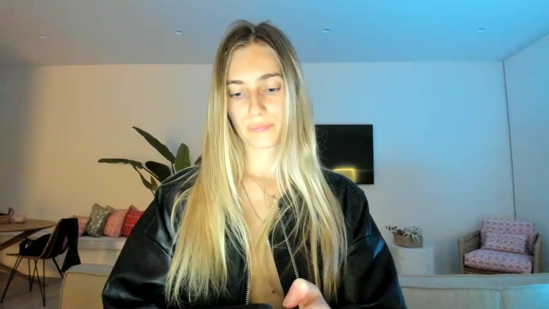 Gallery image thumbnail from Vodka_Queen's myfreecams stream on, 02/21/2025, 08:23 image 10 of 20