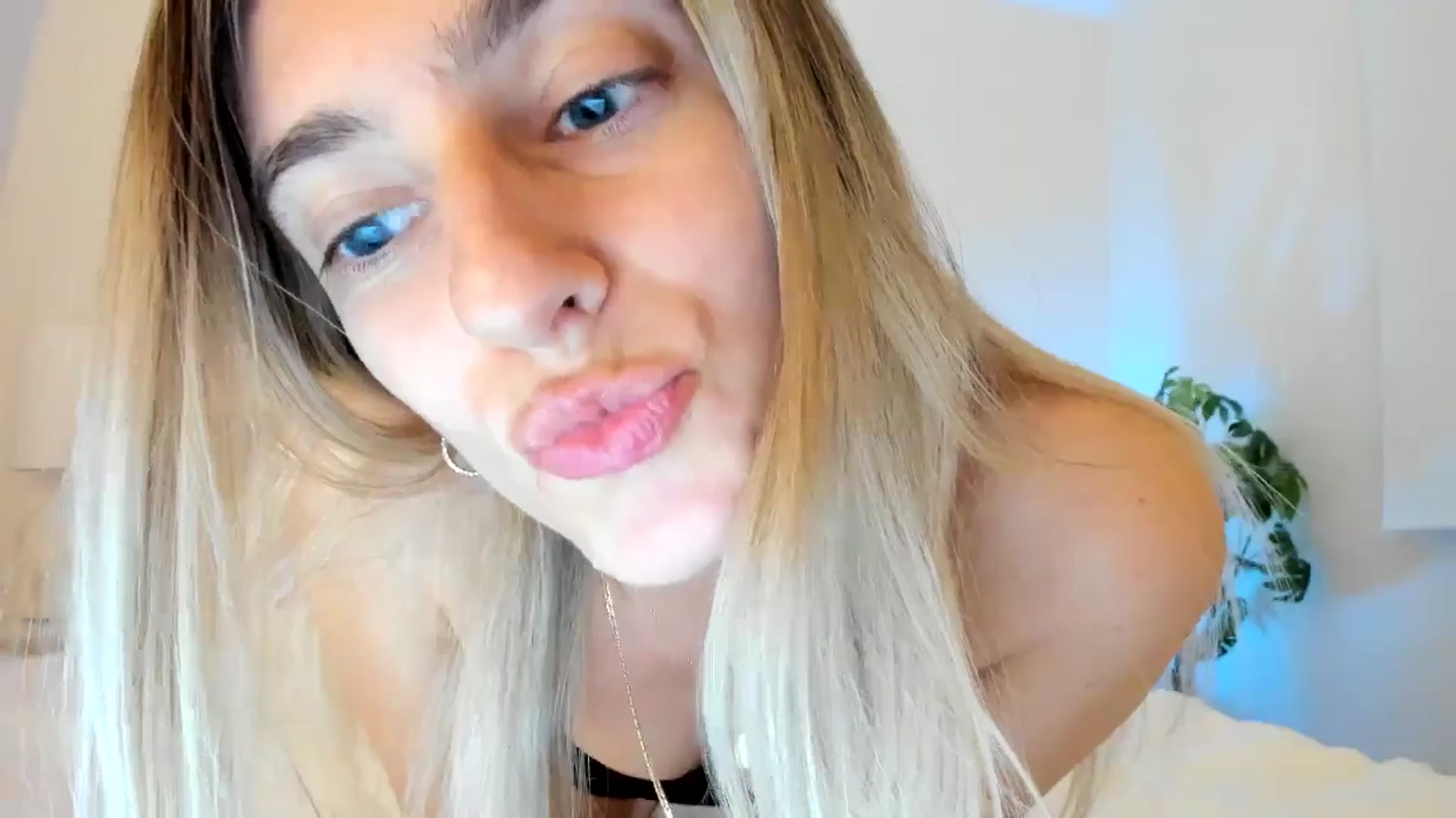 Gallery image thumbnail from Vodka_Queen's myfreecams stream on, 03/01/2025, 07:31 image 7 of 20