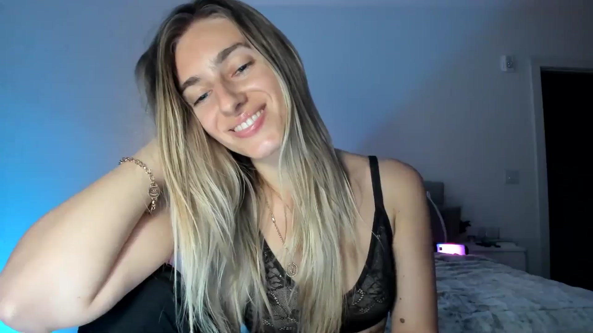 Gallery image thumbnail from Vodka_Queen's myfreecams stream on, 03/14/2025, 07:33 image 15 of 20