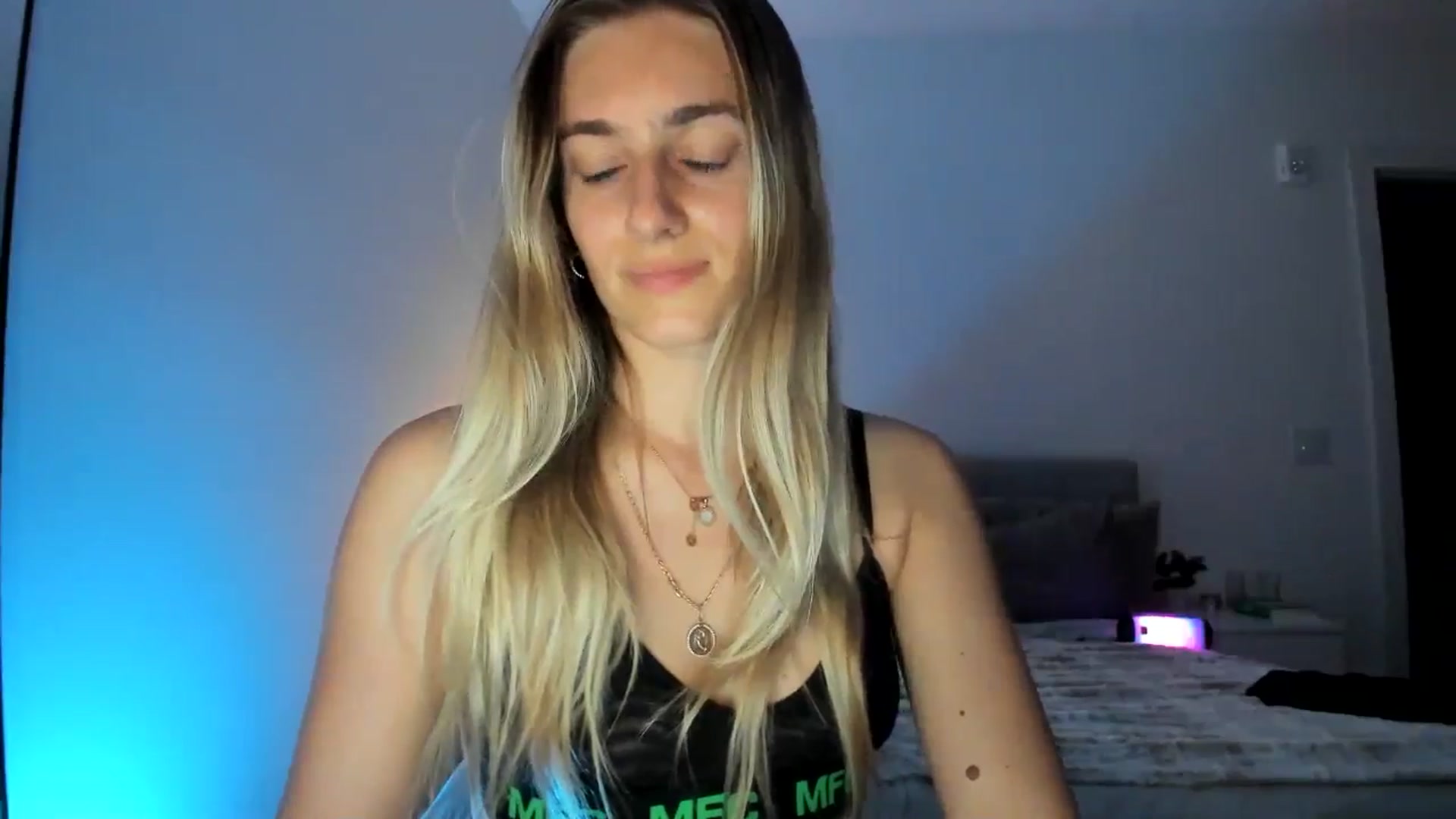 Gallery image thumbnail from Vodka_Queen's myfreecams stream on, 03/17/2025, 06:34 image 17 of 20