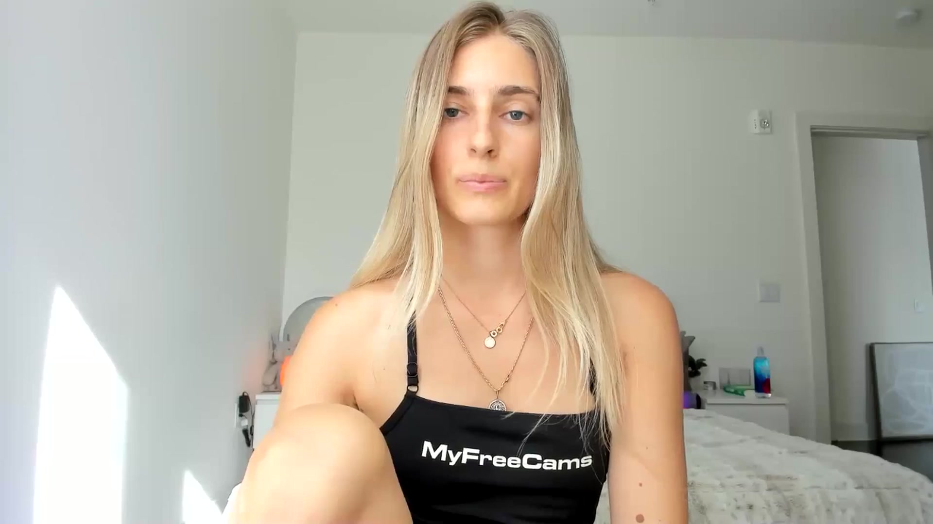 Gallery image thumbnail from Vodka_Queen's myfreecams stream on, 04/01/2025, 23:29 image 18 of 20