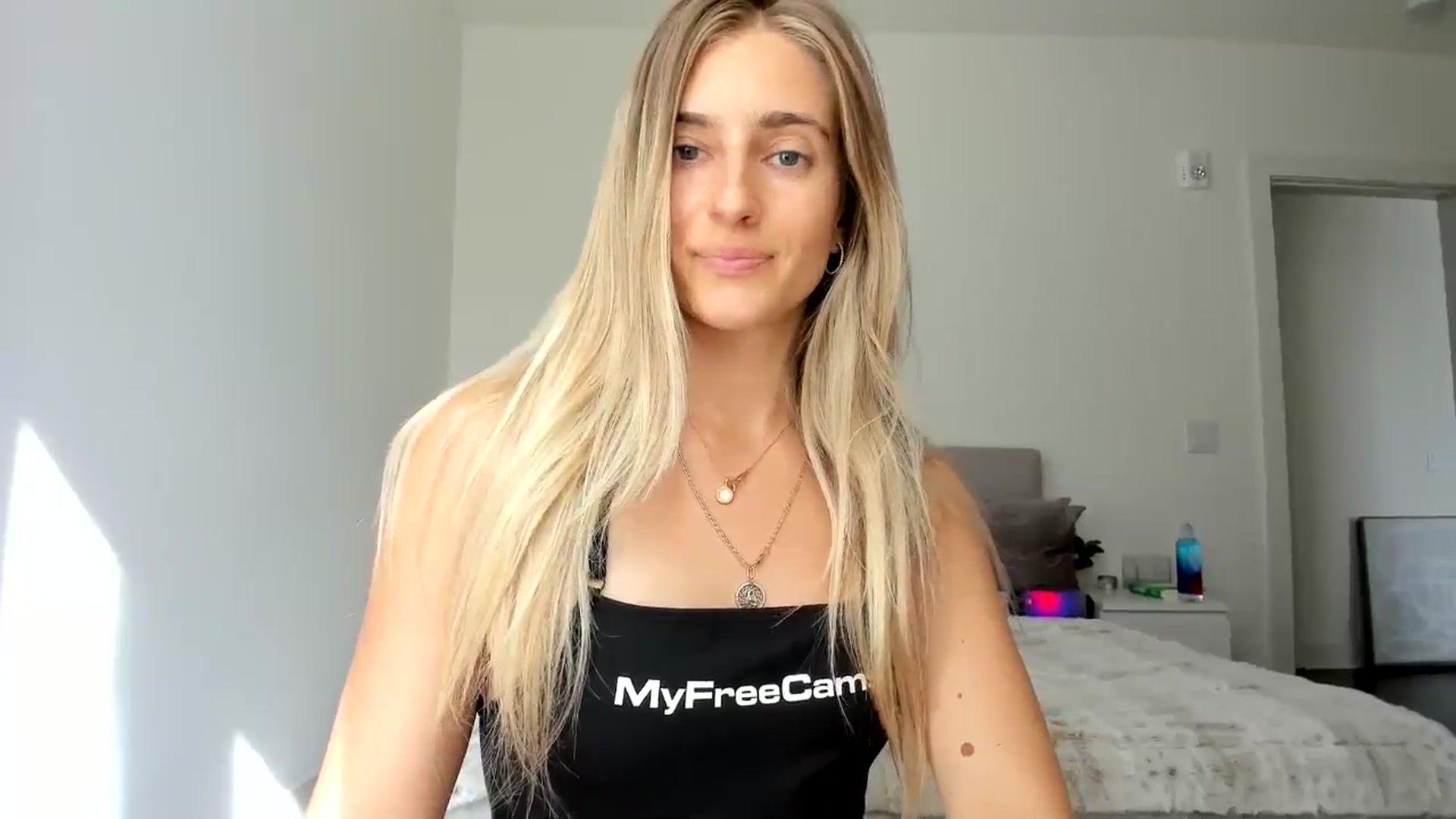 Gallery image thumbnail from Vodka_Queen's myfreecams stream on, 04/01/2025, 23:29 image 16 of 20