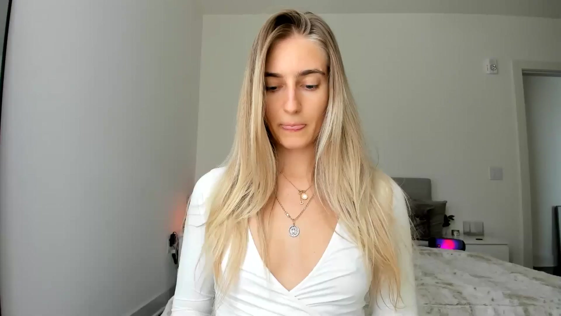 Gallery image thumbnail from Vodka_Queen's myfreecams stream on, 04/17/2025, 24:23 image 1 of 20
