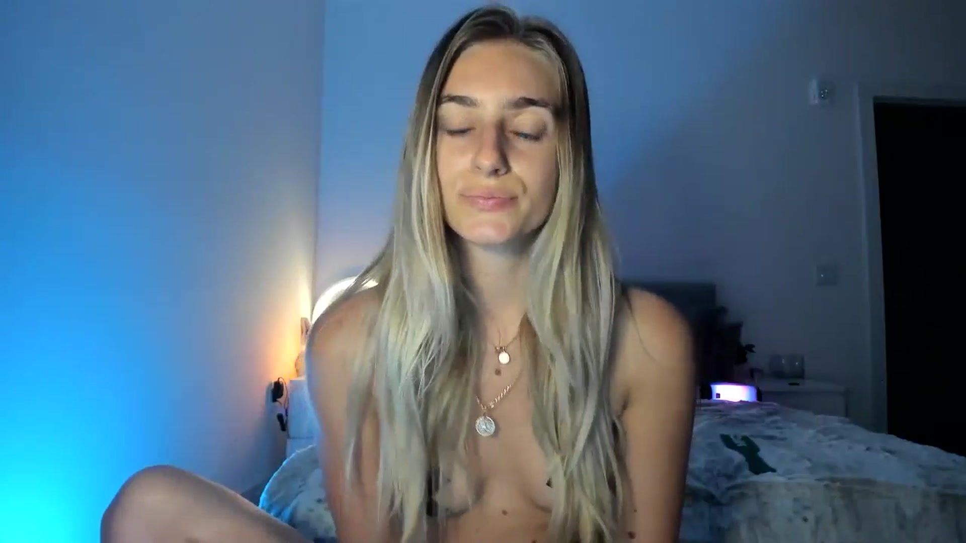 Gallery image thumbnail from Vodka_Queen's myfreecams stream on, 04/17/2025, 06:34 image 2 of 20
