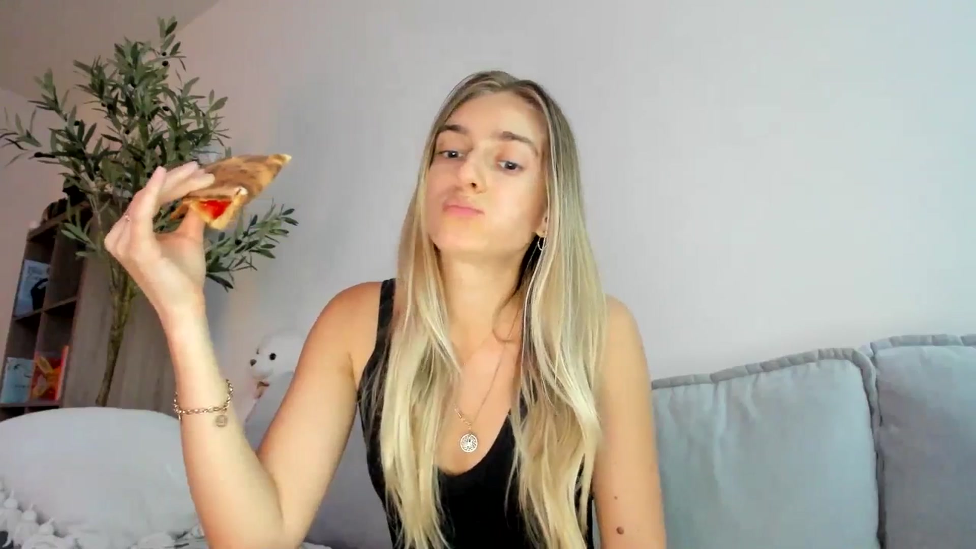Gallery image thumbnail from Vodka_Queen's myfreecams stream on, 04/18/2025, 01:42 image 18 of 20