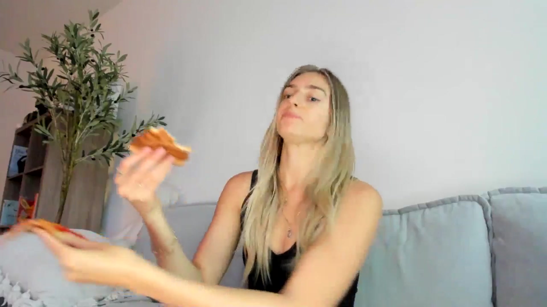 Gallery image thumbnail from Vodka_Queen's myfreecams stream on, 04/18/2025, 01:42 image 19 of 20