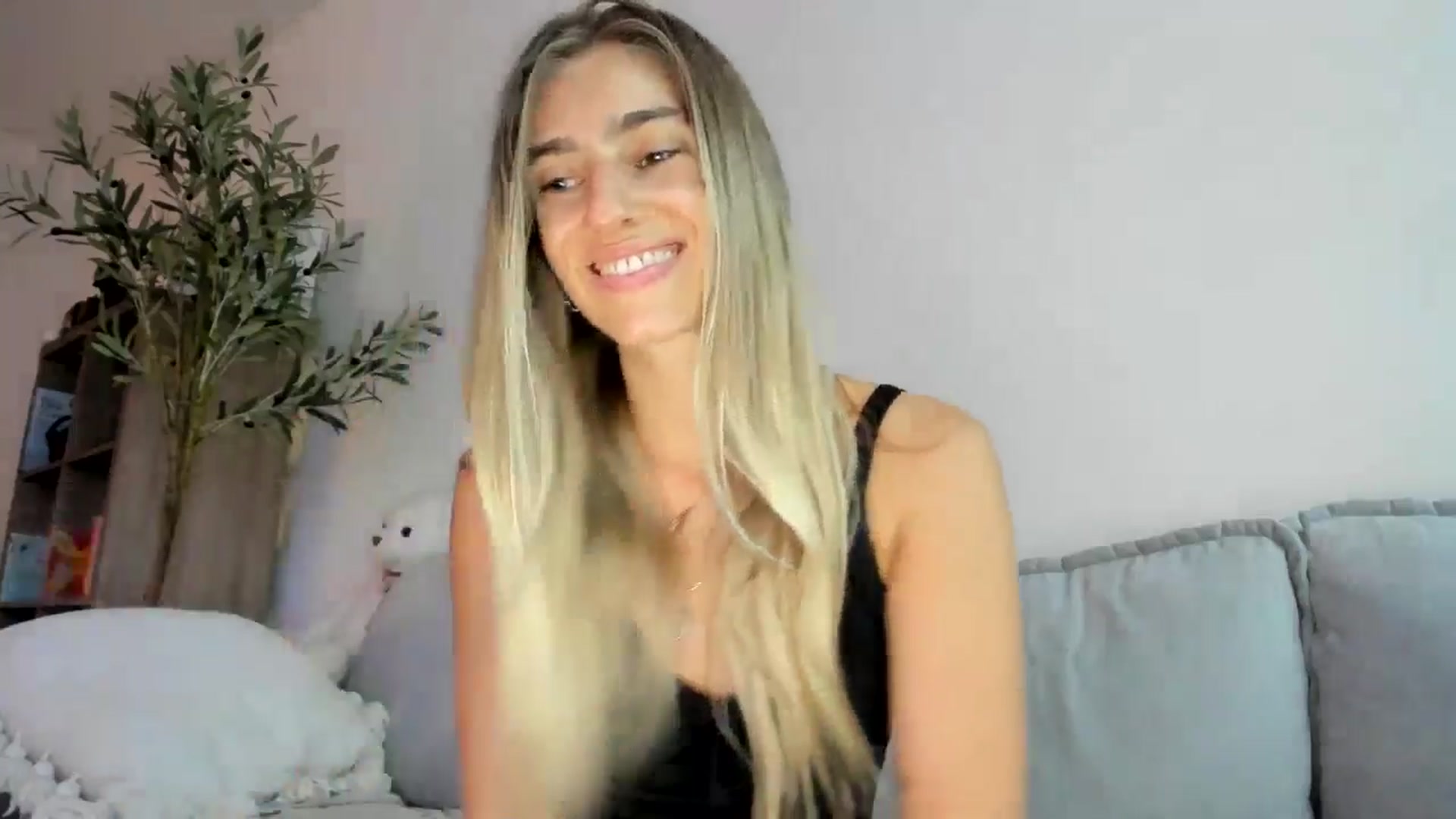 Gallery image thumbnail from Vodka_Queen's myfreecams stream on, 04/18/2025, 01:42 image 15 of 20