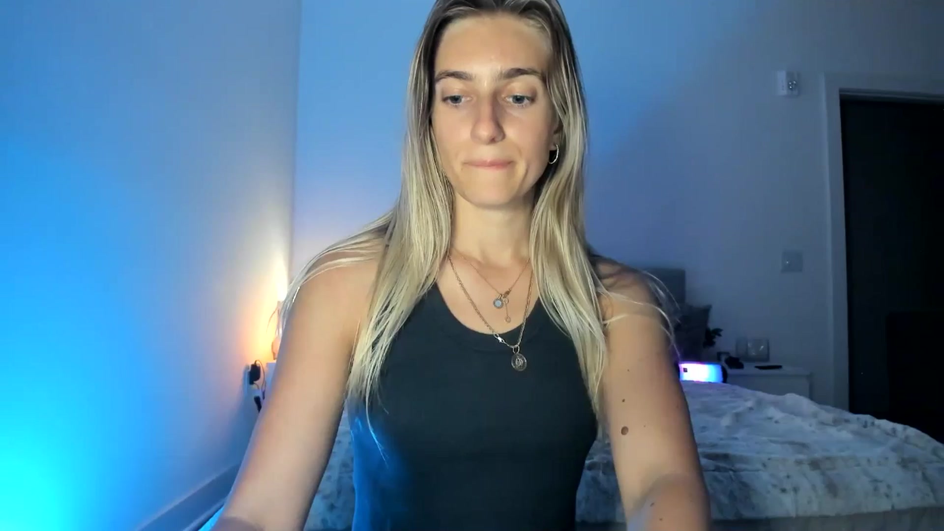 Gallery image thumbnail from Vodka_Queen's myfreecams stream on, 04/18/2025, 07:00 image 16 of 20