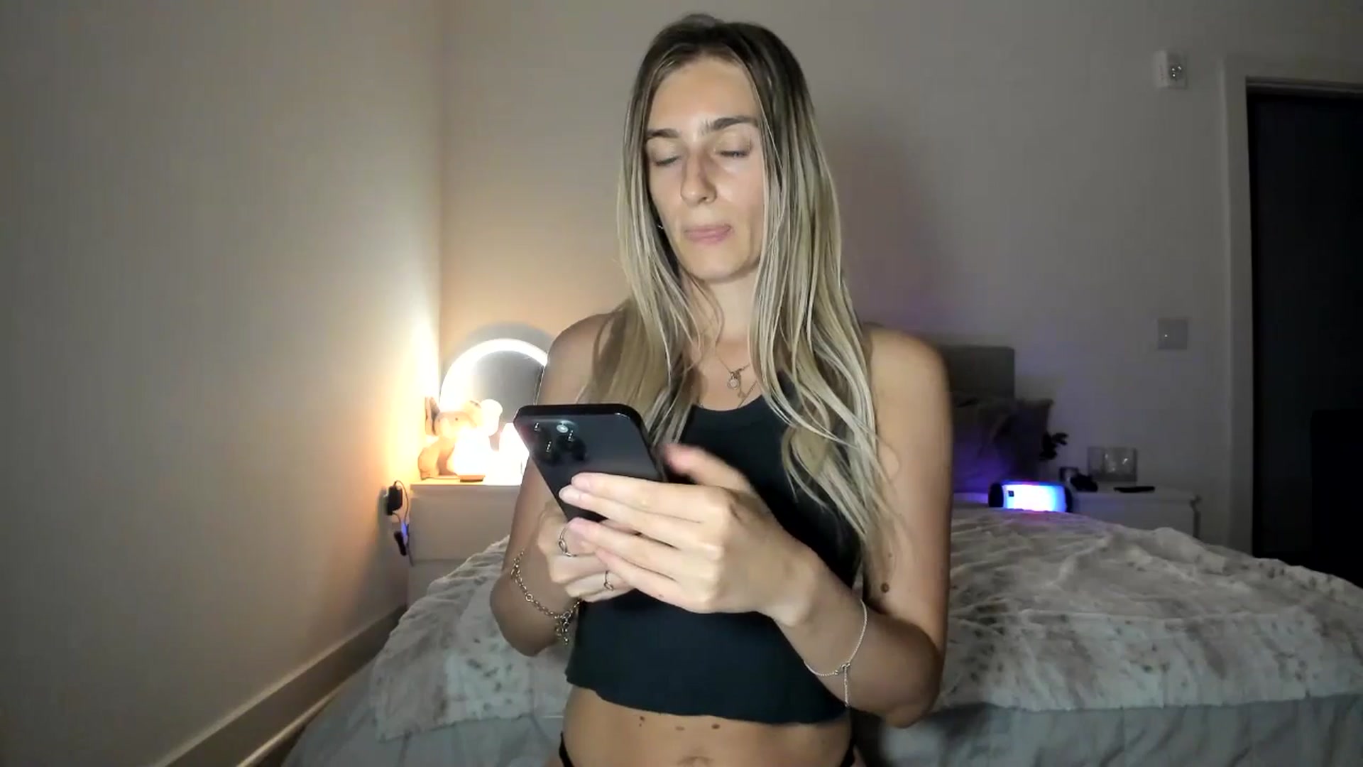 Gallery image thumbnail from Vodka_Queen's myfreecams stream on, 04/18/2025, 07:00 image 11 of 20