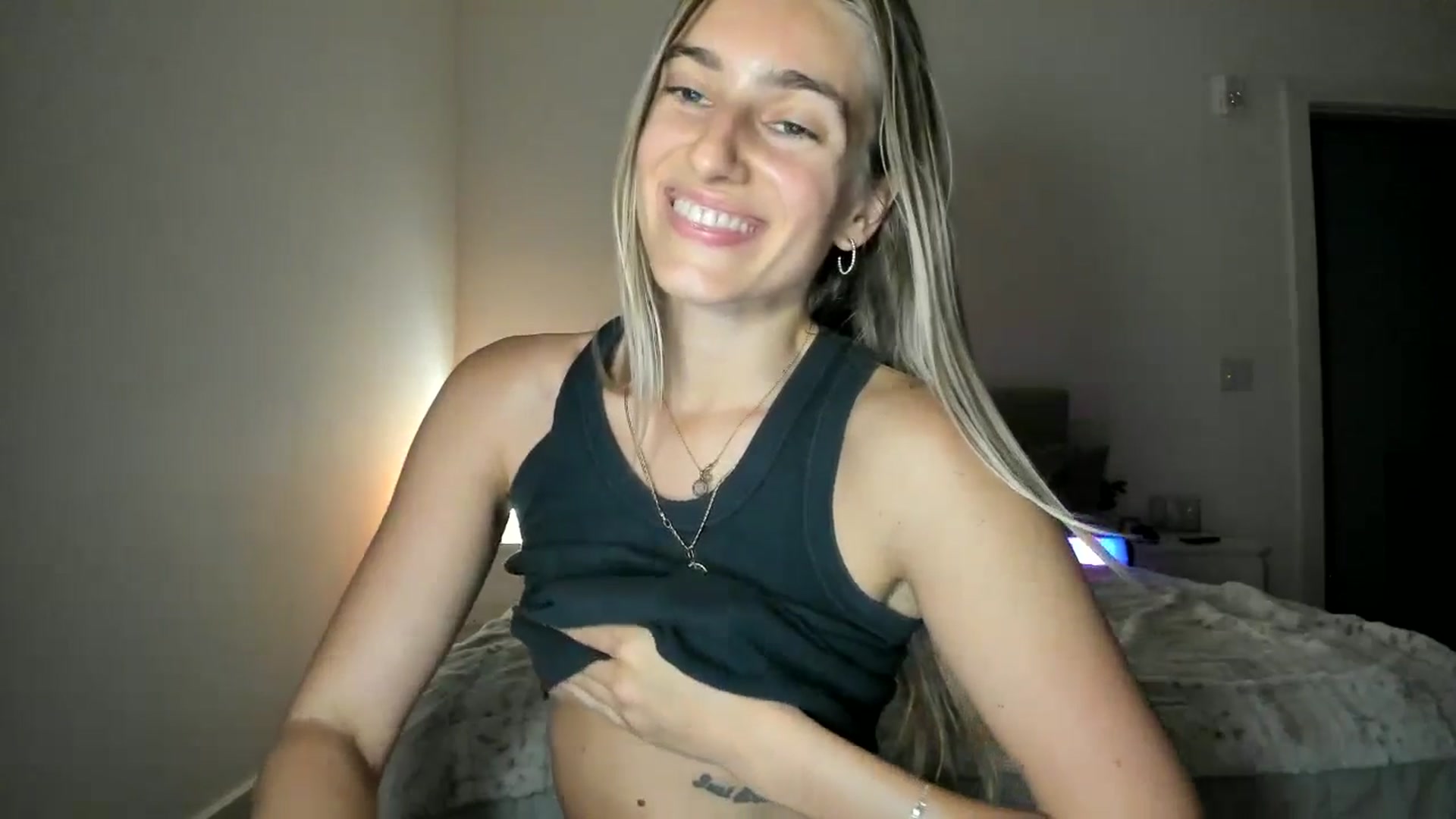 Gallery image thumbnail from Vodka_Queen's myfreecams stream on, 04/18/2025, 07:00 image 9 of 20