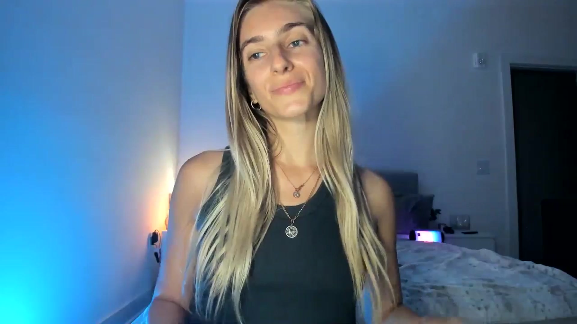 Gallery image thumbnail from Vodka_Queen's myfreecams stream on, 04/18/2025, 07:00 image 18 of 20