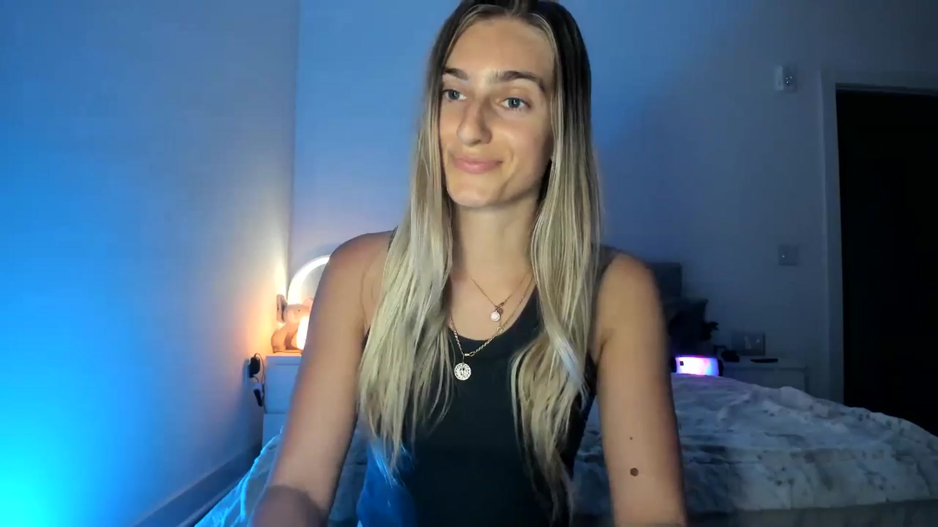 Gallery image thumbnail from Vodka_Queen's myfreecams stream on, 04/18/2025, 07:00 image 15 of 20