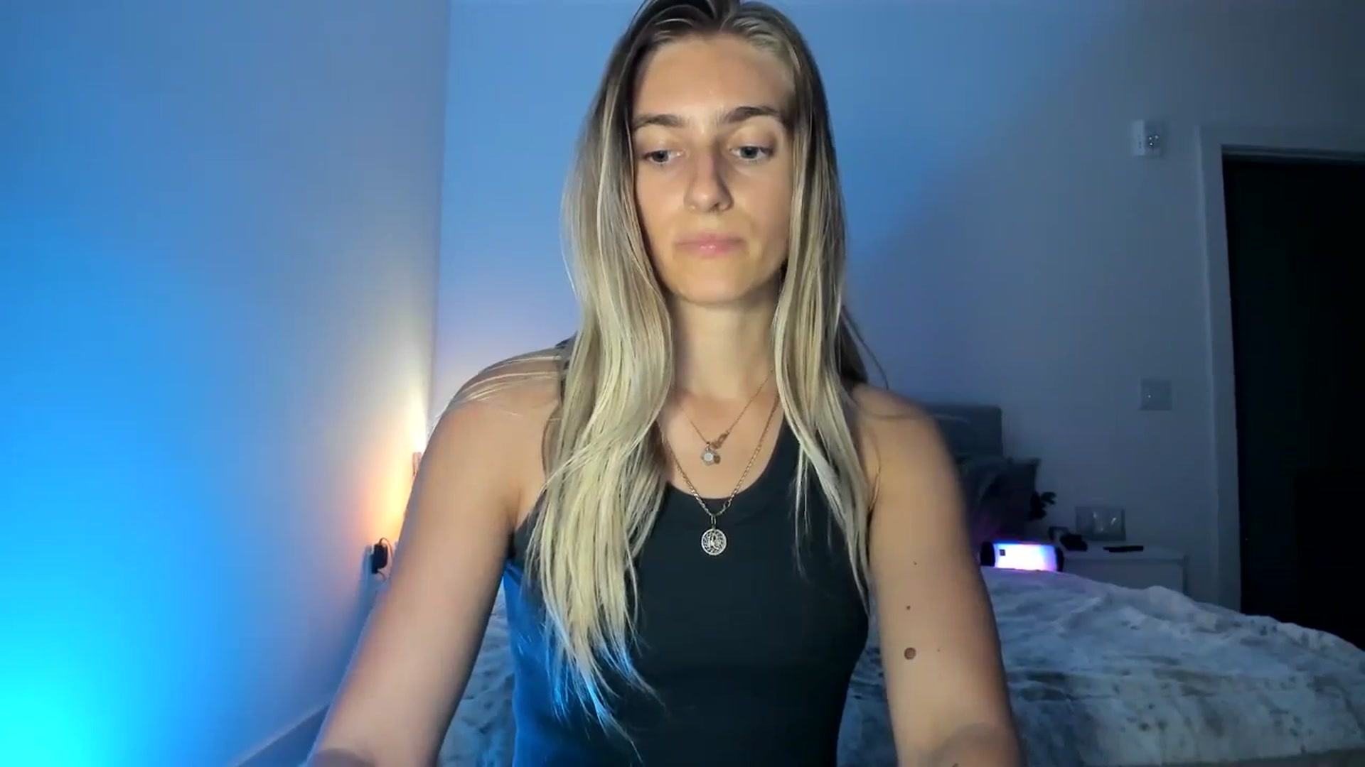 Gallery image thumbnail from Vodka_Queen's myfreecams stream on, 04/18/2025, 07:00 image 19 of 20