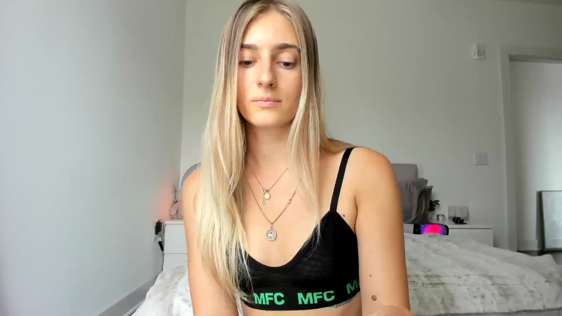 Gallery image thumbnail from Vodka_Queen's myfreecams stream on, 04/19/2025, 24:16 image 18 of 20