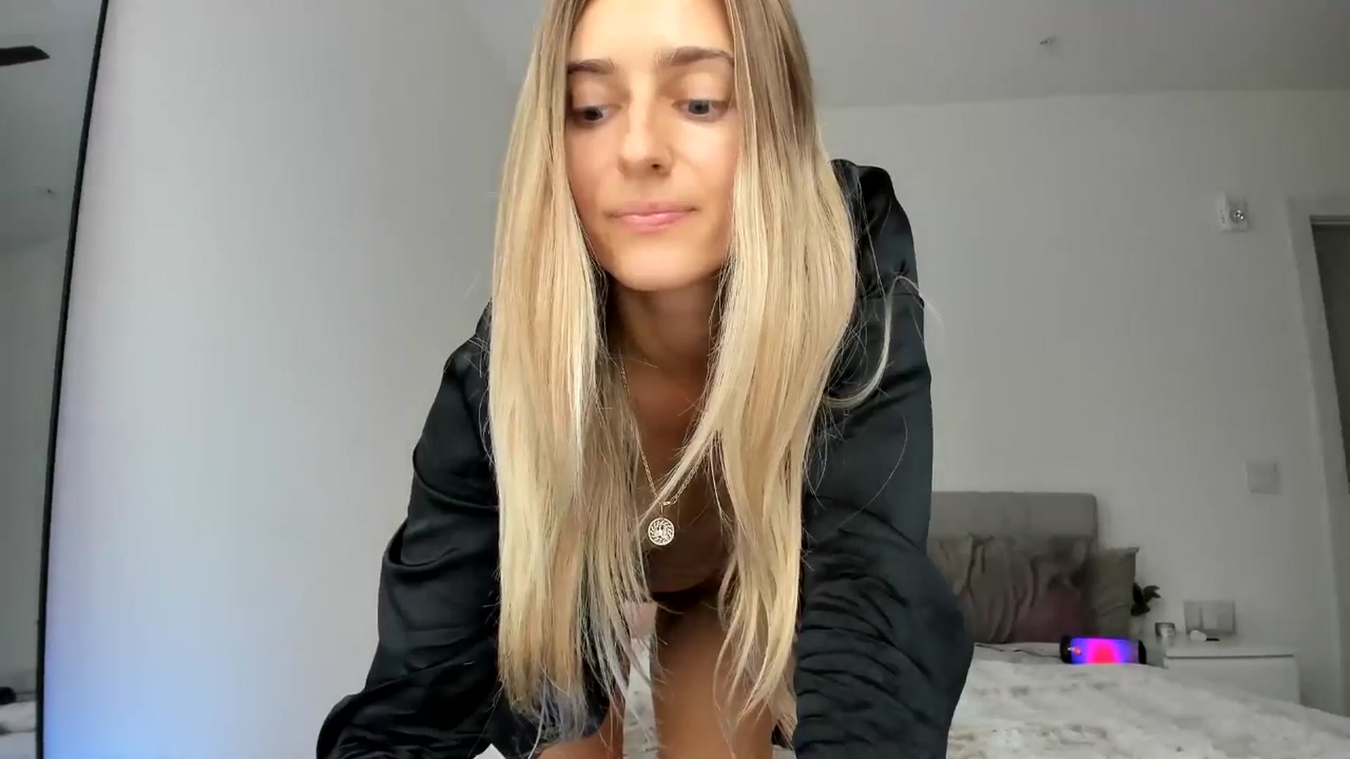 Gallery image thumbnail from Vodka_Queen's myfreecams stream on, 04/24/2025, 01:40 image 18 of 20