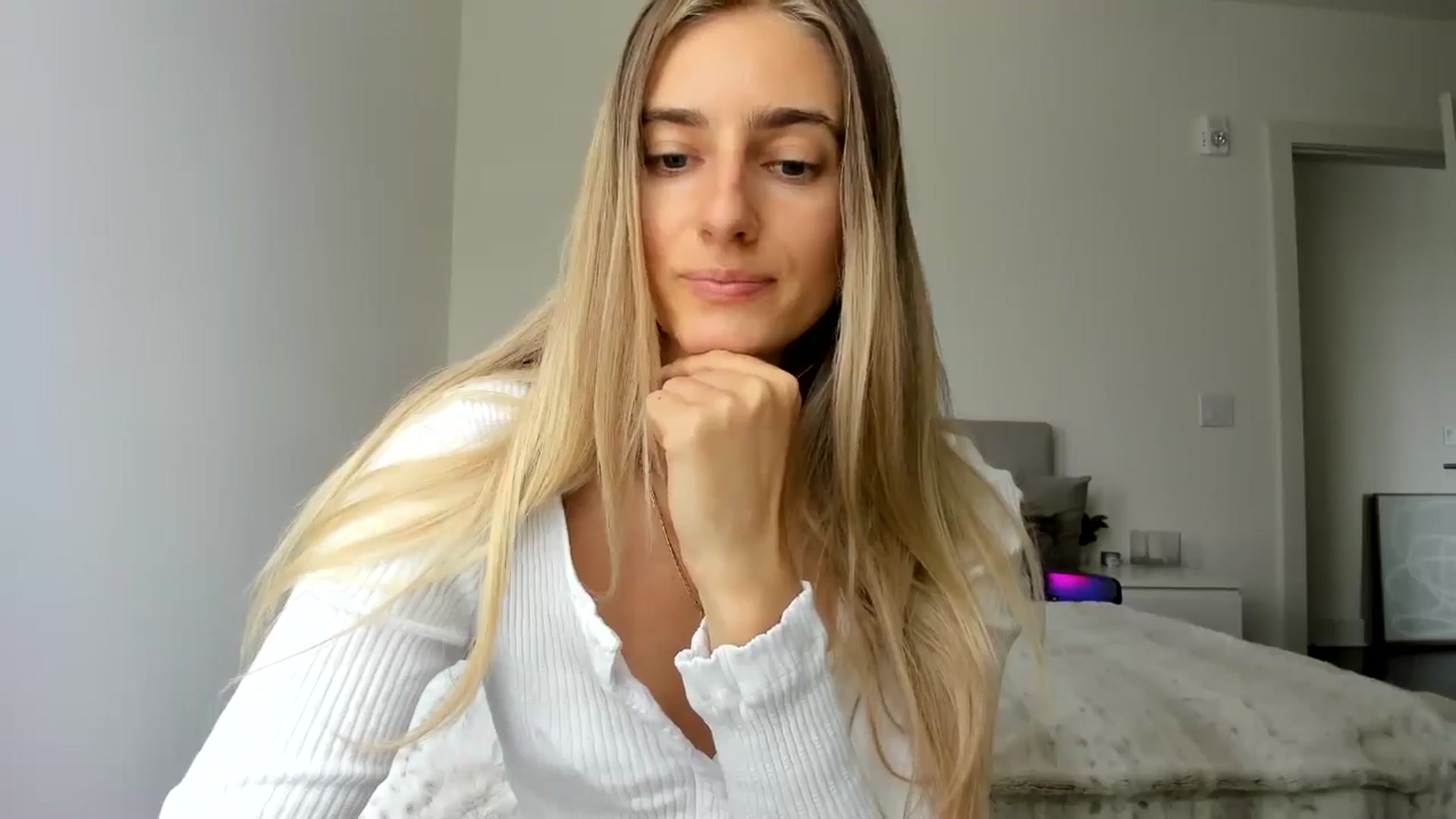 Gallery image thumbnail from Vodka_Queen's myfreecams stream on, 04/24/2025, 22:13 image 9 of 20