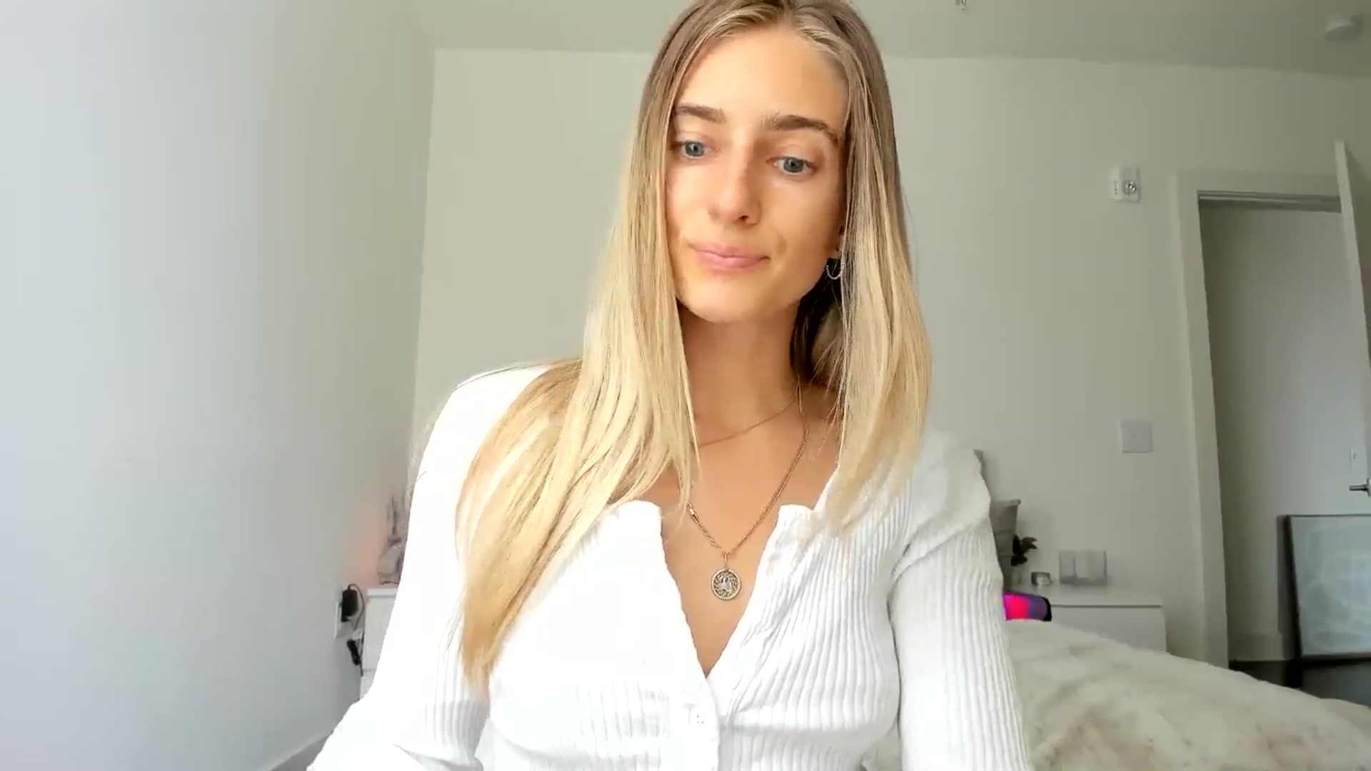 Gallery image thumbnail from Vodka_Queen's myfreecams stream on, 04/24/2025, 22:13 image 14 of 20