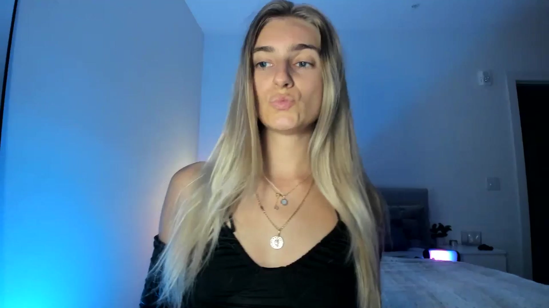 Gallery image thumbnail from Vodka_Queen's myfreecams stream on, 04/27/2025, 08:15 image 2 of 20