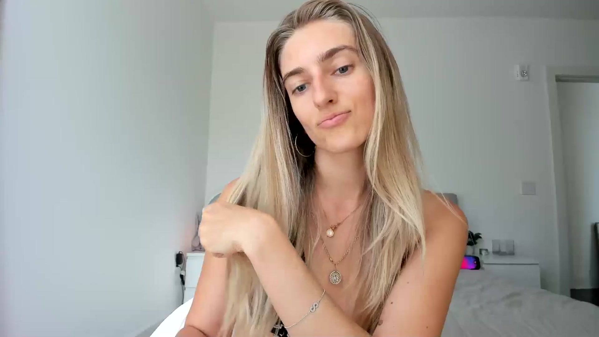Gallery image thumbnail from Vodka_Queen's myfreecams stream on, 04/29/2025, 24:19 image 20 of 20