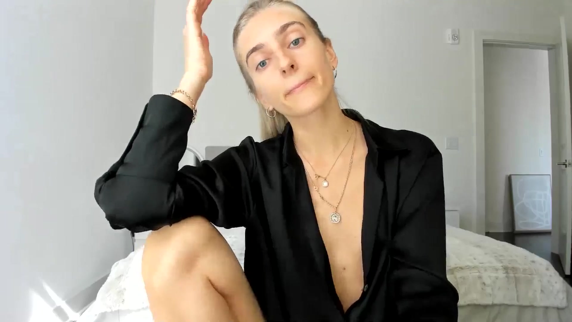 Gallery image thumbnail from Vodka_Queen's myfreecams stream on, 04/29/2025, 23:01 image 19 of 20