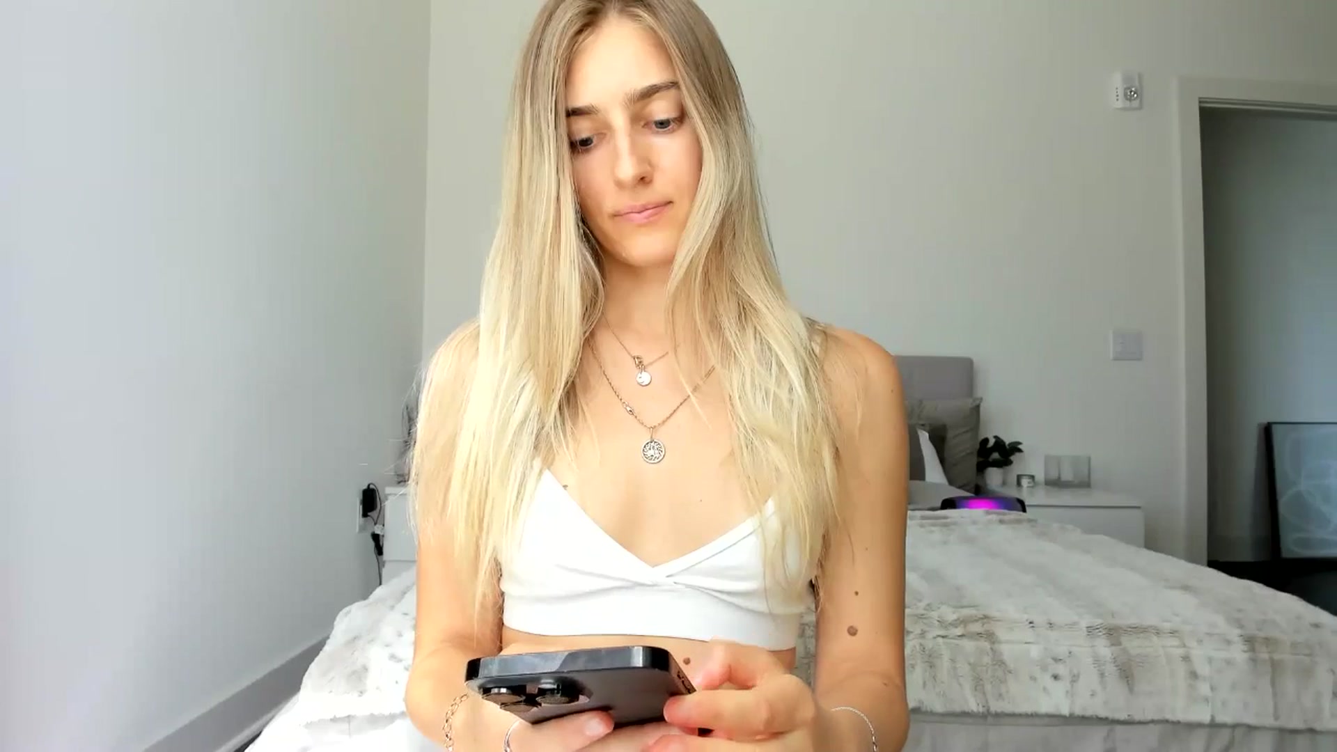 Gallery image thumbnail from Vodka_Queen's myfreecams stream on, 04/29/2025, 23:01 image 8 of 20