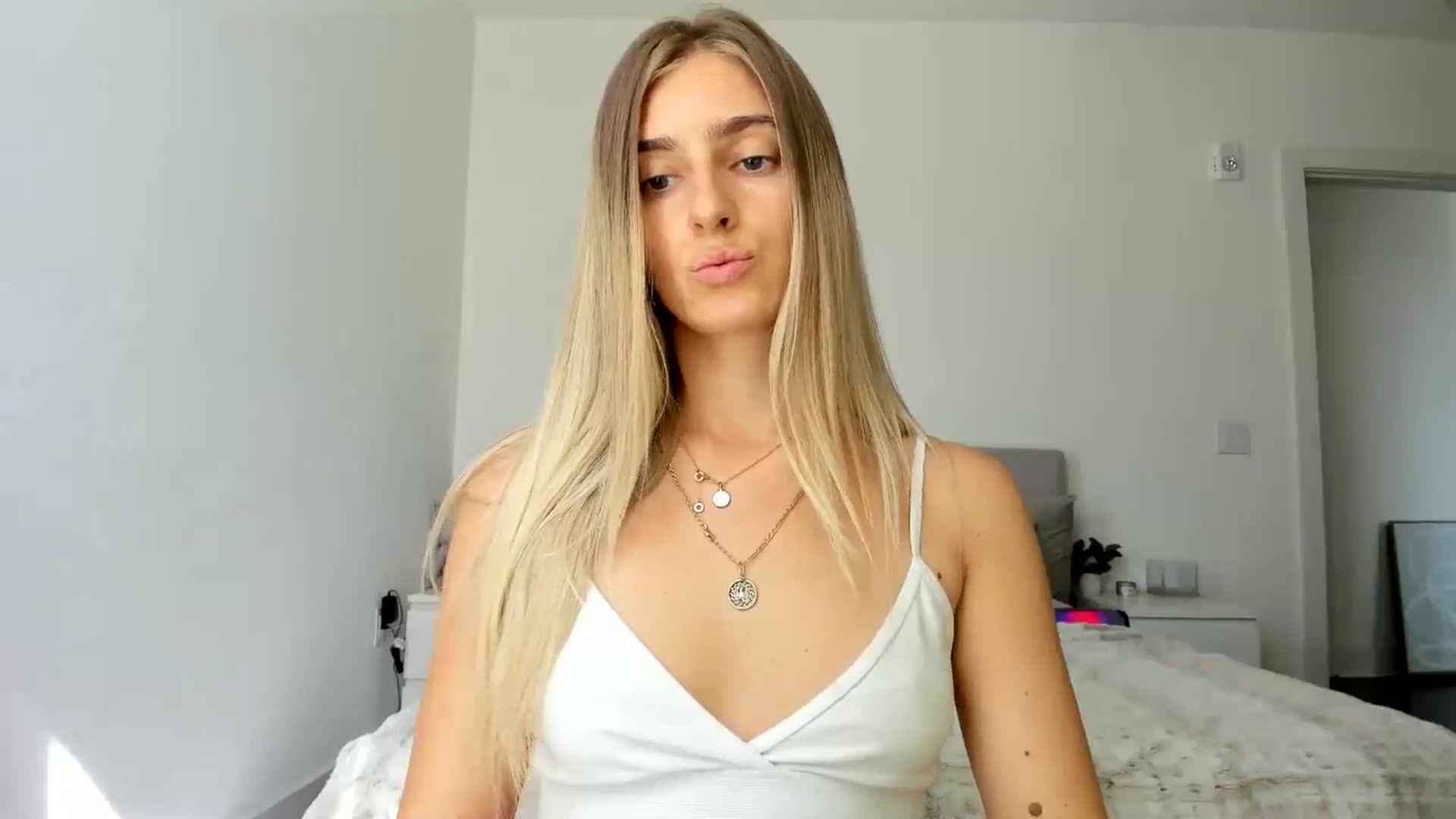 Gallery image thumbnail from Vodka_Queen's myfreecams stream on, 04/29/2025, 23:01 image 16 of 20