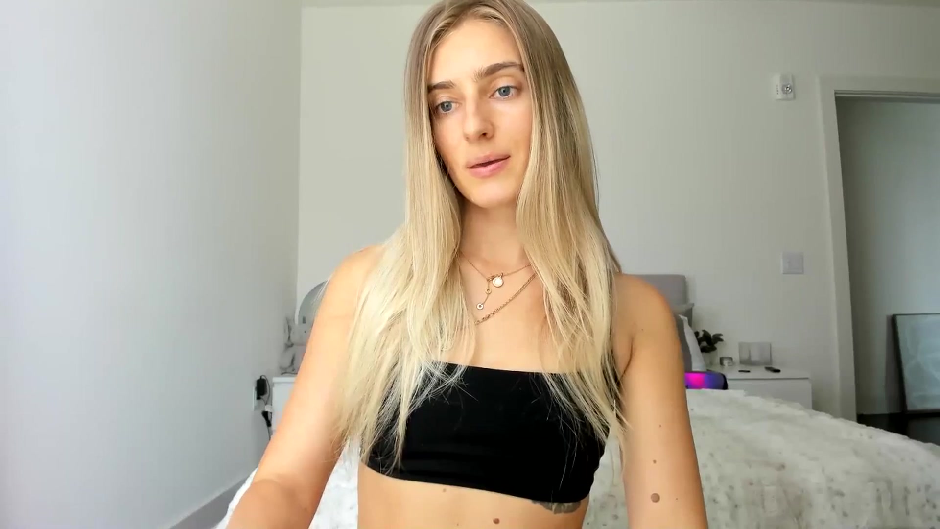 Gallery image thumbnail from Vodka_Queen's myfreecams stream on, 04/30/2025, 22:01 image 18 of 20