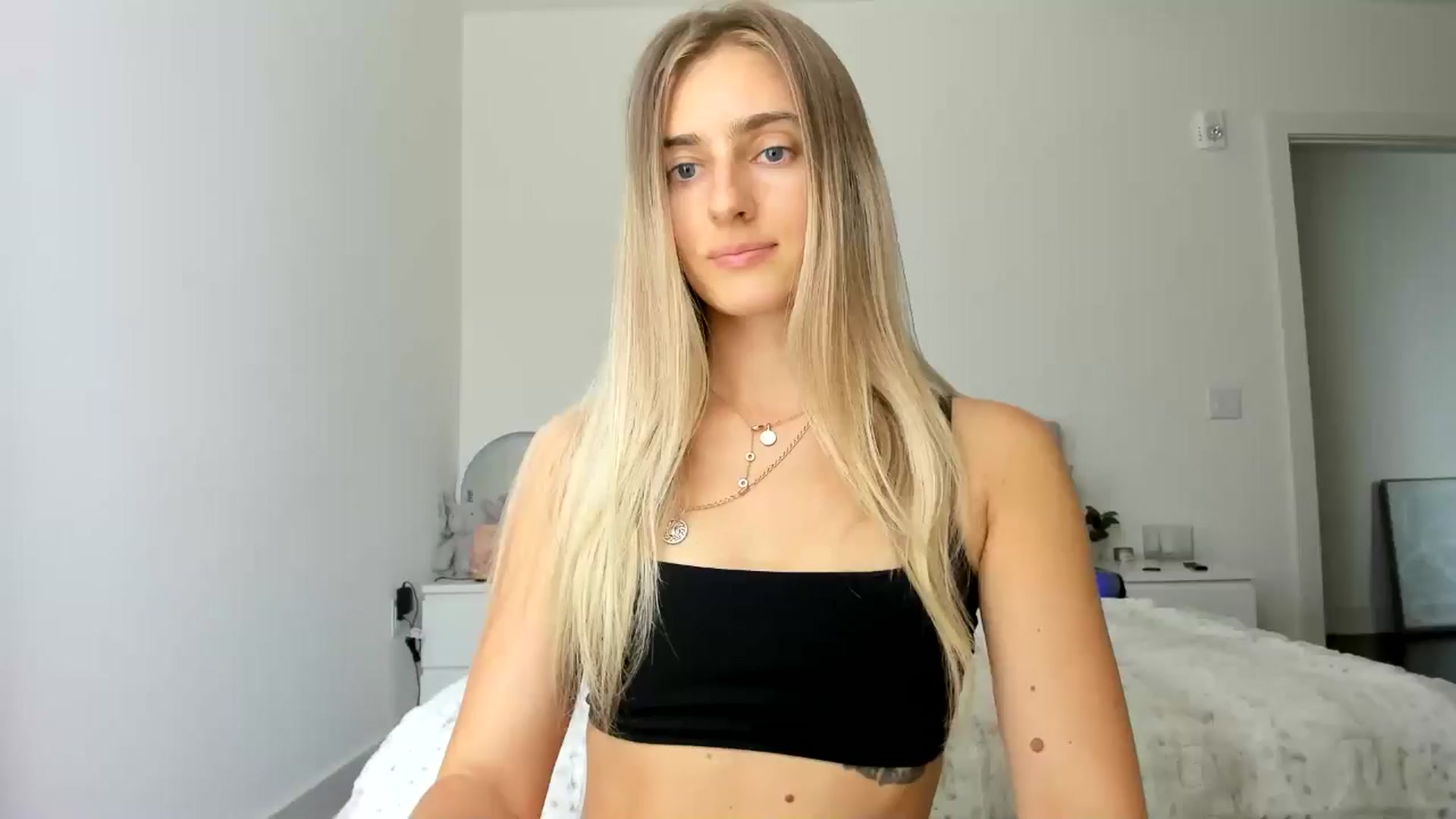 Gallery image thumbnail from Vodka_Queen's myfreecams stream on, 04/30/2025, 22:01 image 17 of 20
