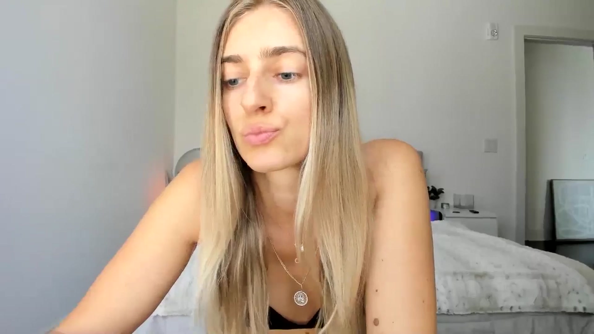 Gallery image thumbnail from Vodka_Queen's myfreecams stream on, 05/01/2025, 20:36 image 20 of 20