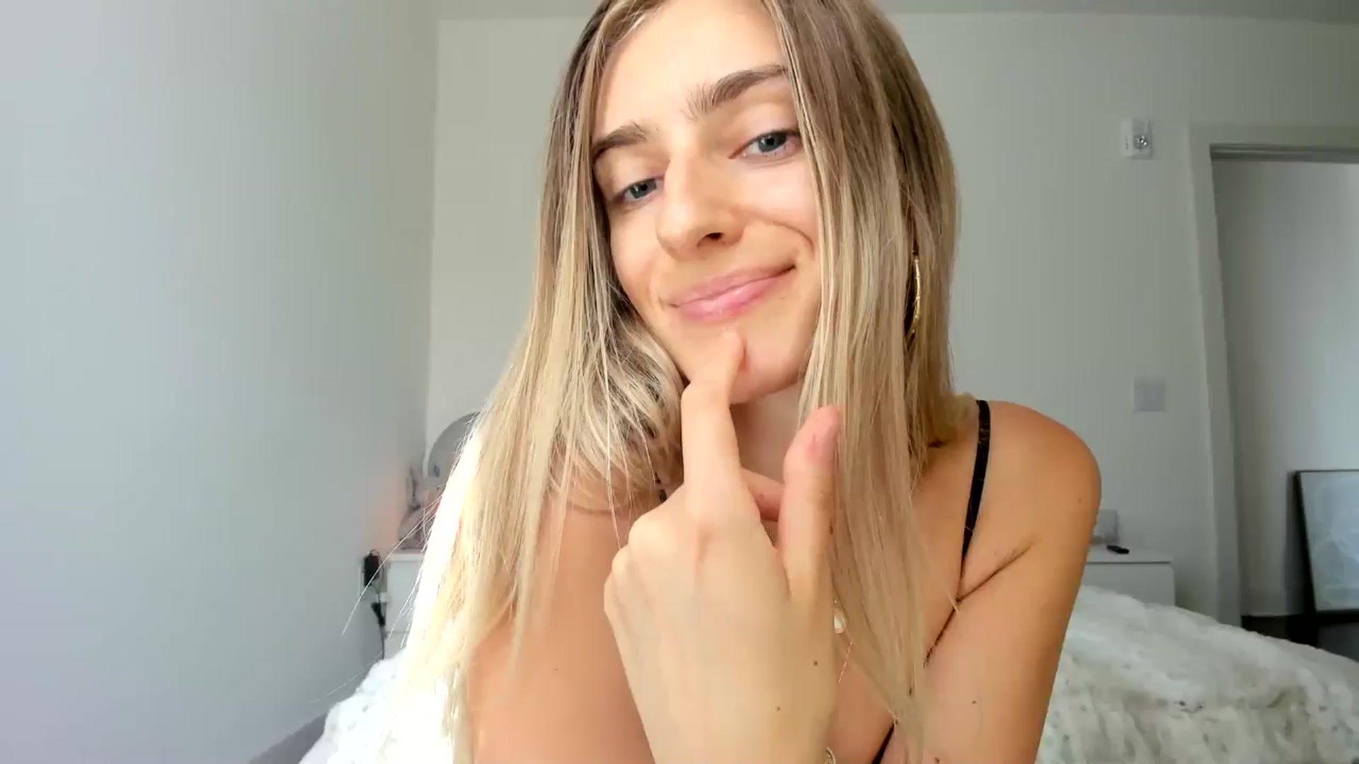 Gallery image thumbnail from Vodka_Queen's myfreecams stream on, 05/01/2025, 23:02 image 19 of 20