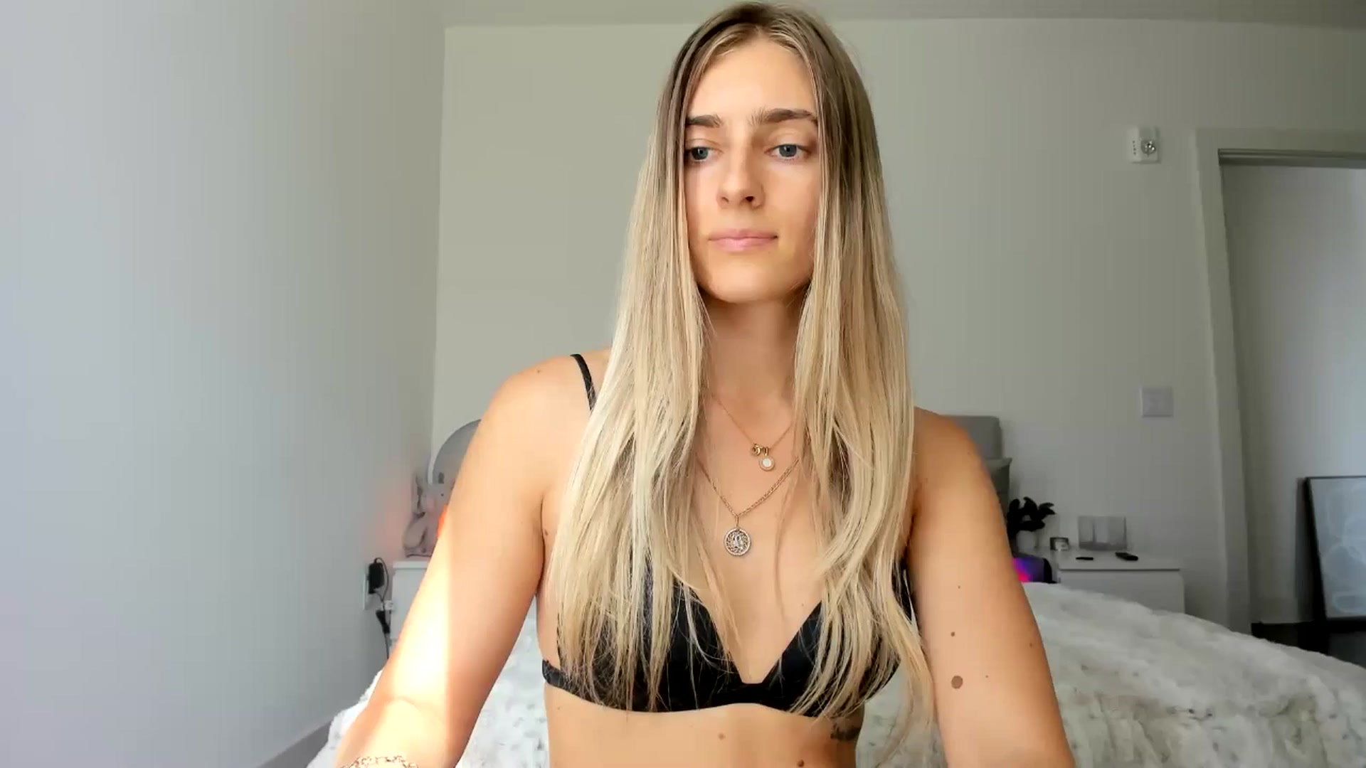 Gallery image thumbnail from Vodka_Queen's myfreecams stream on, 05/01/2025, 23:02 image 7 of 20
