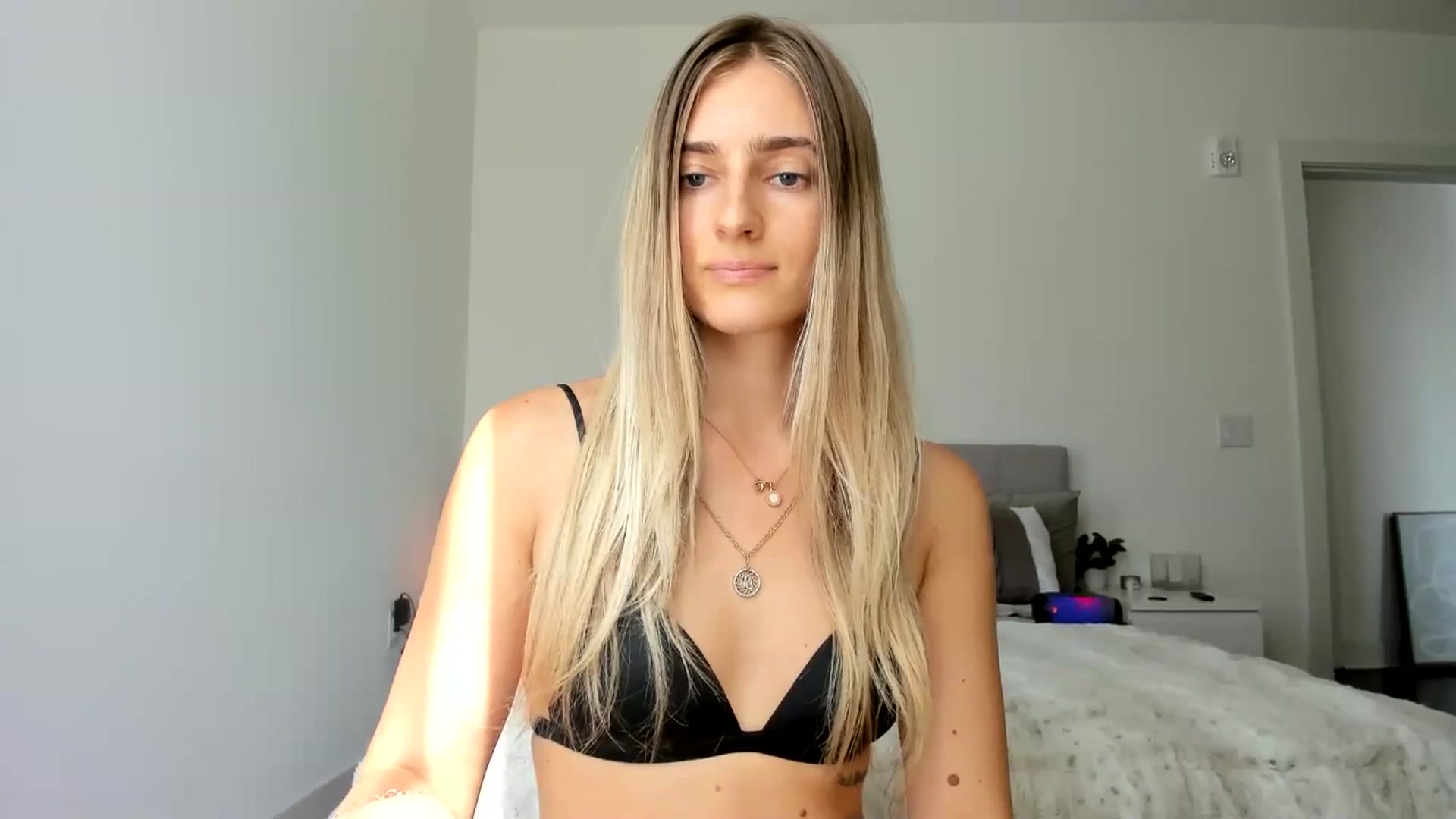 Gallery image thumbnail from Vodka_Queen's myfreecams stream on, 05/01/2025, 23:02 image 9 of 20