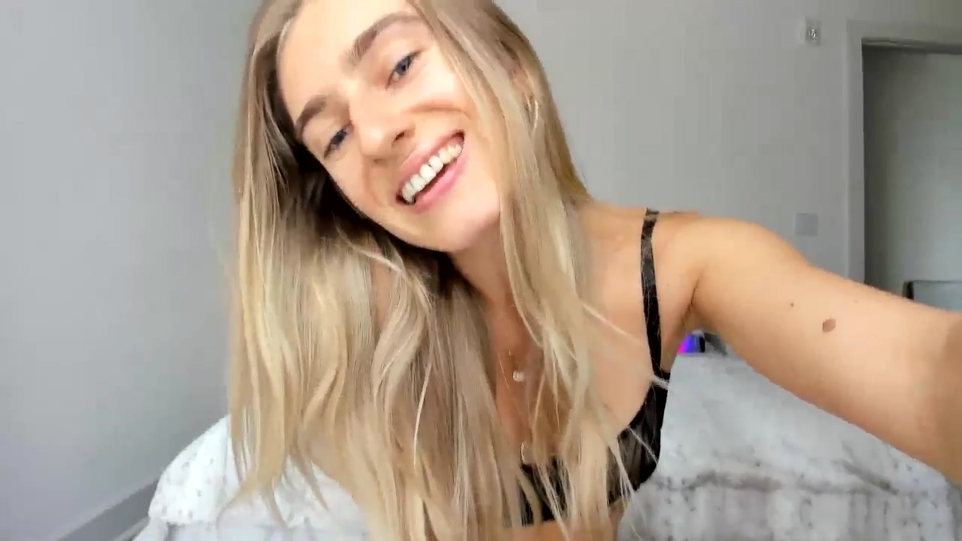 Gallery image thumbnail from Vodka_Queen's myfreecams stream on, 05/04/2025, 24:04 image 3 of 20