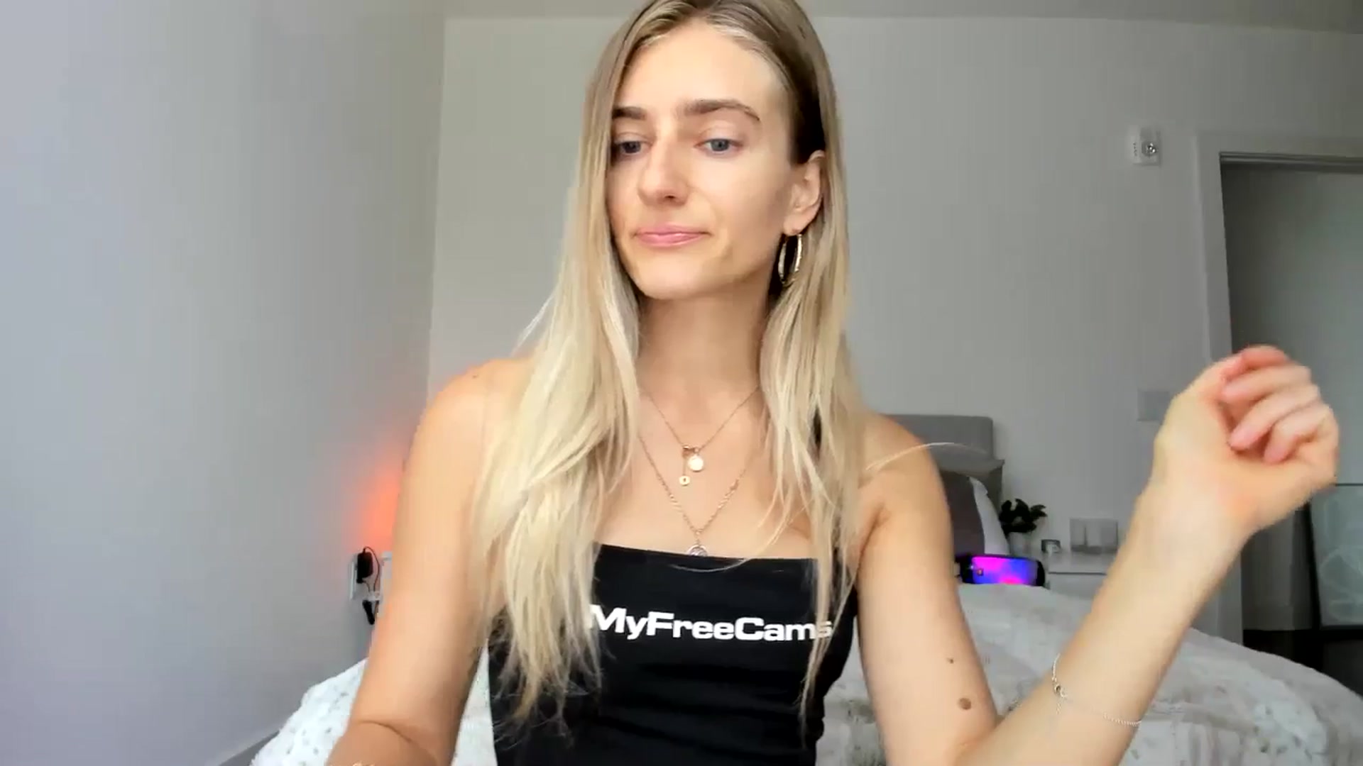 Gallery image thumbnail from Vodka_Queen's myfreecams stream on, 05/04/2025, 21:07 image 9 of 20