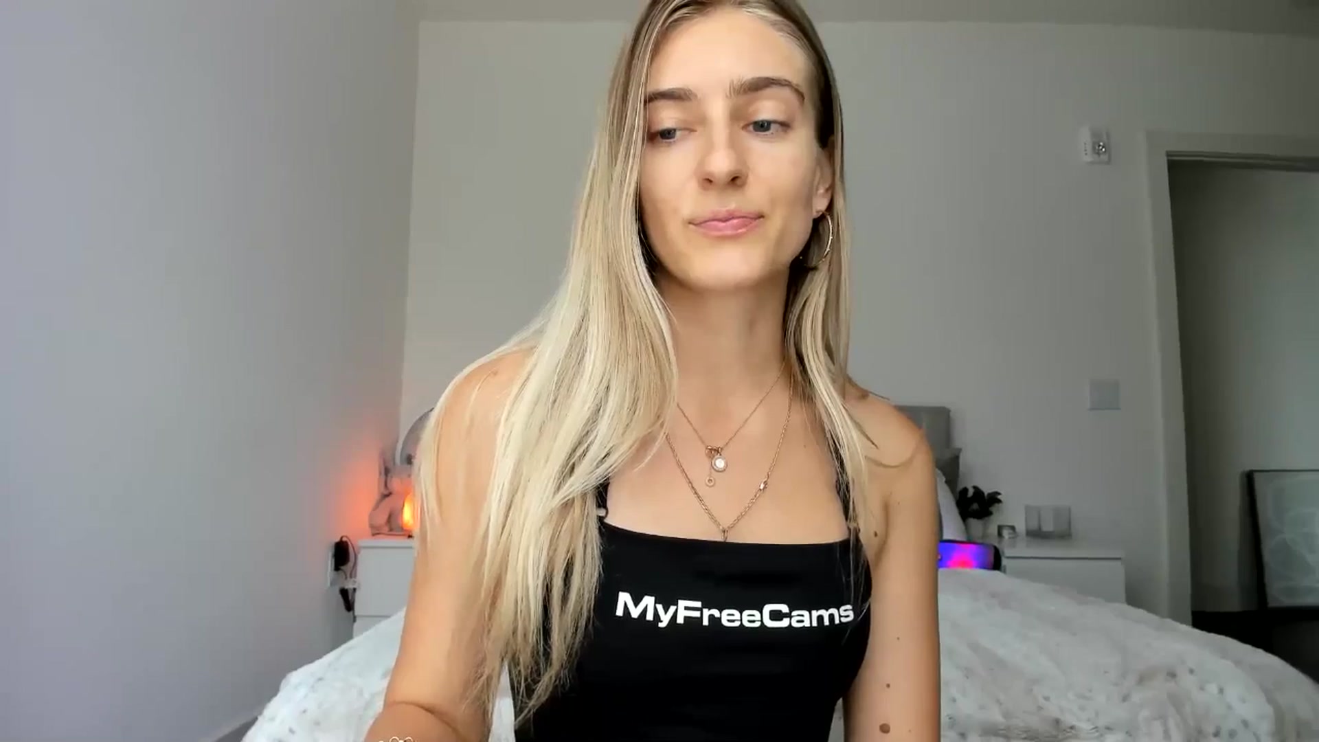 Gallery image thumbnail from Vodka_Queen's myfreecams stream on, 05/04/2025, 21:07 image 13 of 20