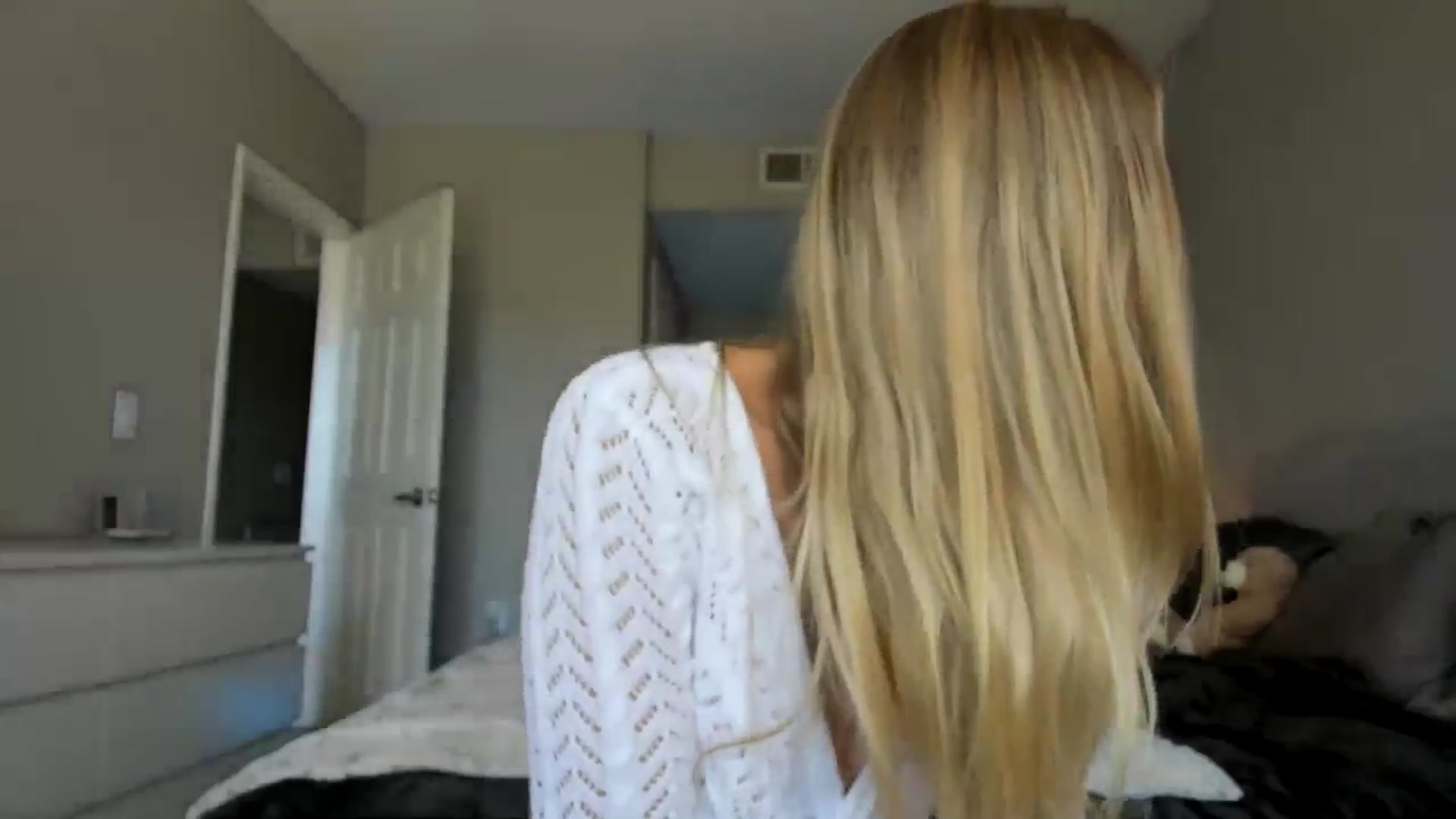 Gallery image thumbnail from Vodka_Queen's myfreecams stream on, 05/15/2025, 24:38 image 6 of 20