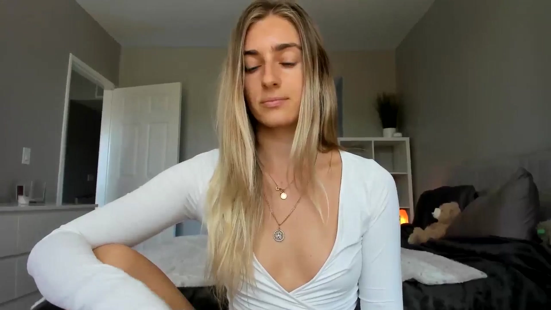 Gallery image thumbnail from Vodka_Queen's myfreecams stream on, 05/15/2025, 22:07 image 16 of 20