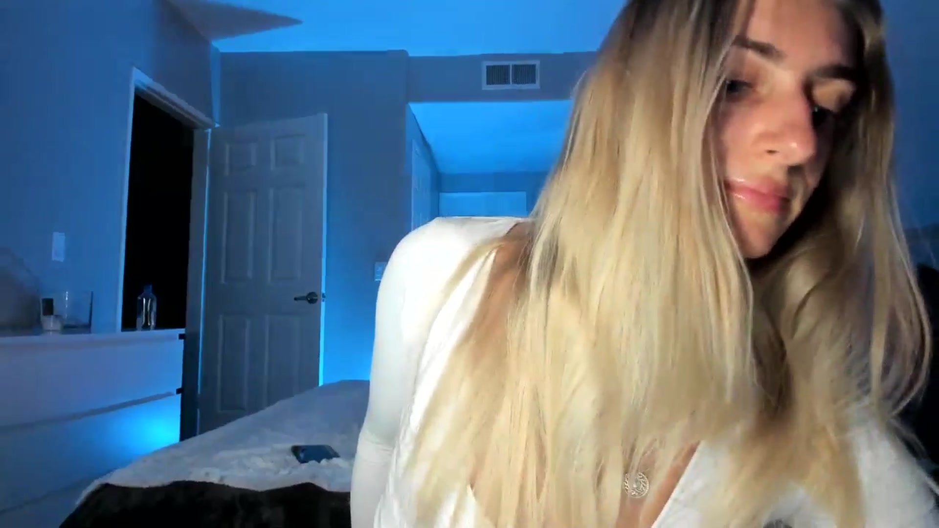 Gallery image thumbnail from Vodka_Queen's myfreecams stream on, 05/16/2025, 07:19 image 2 of 20