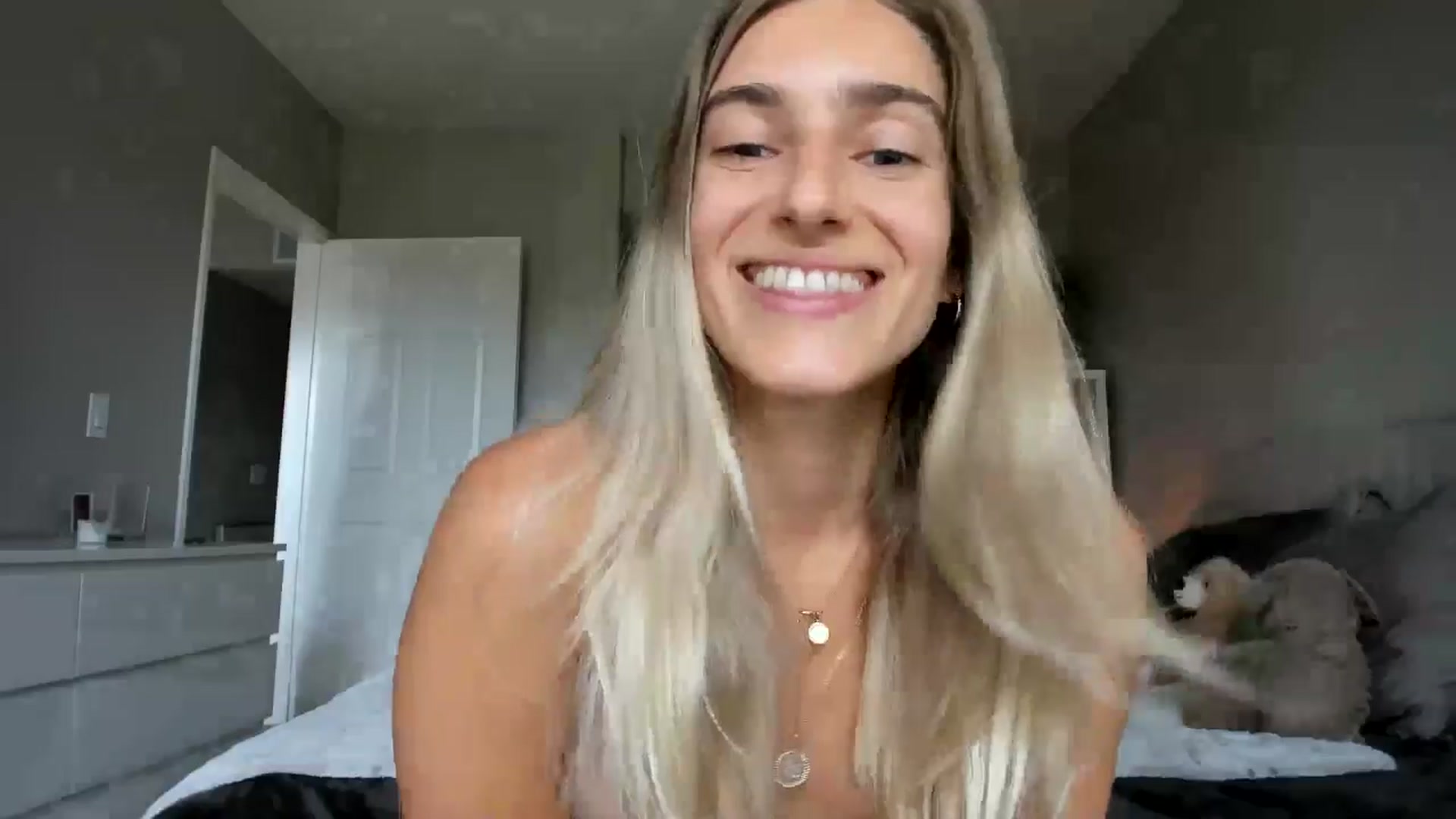 Gallery image thumbnail from Vodka_Queen's myfreecams stream on, 05/16/2025, 22:18 image 11 of 20