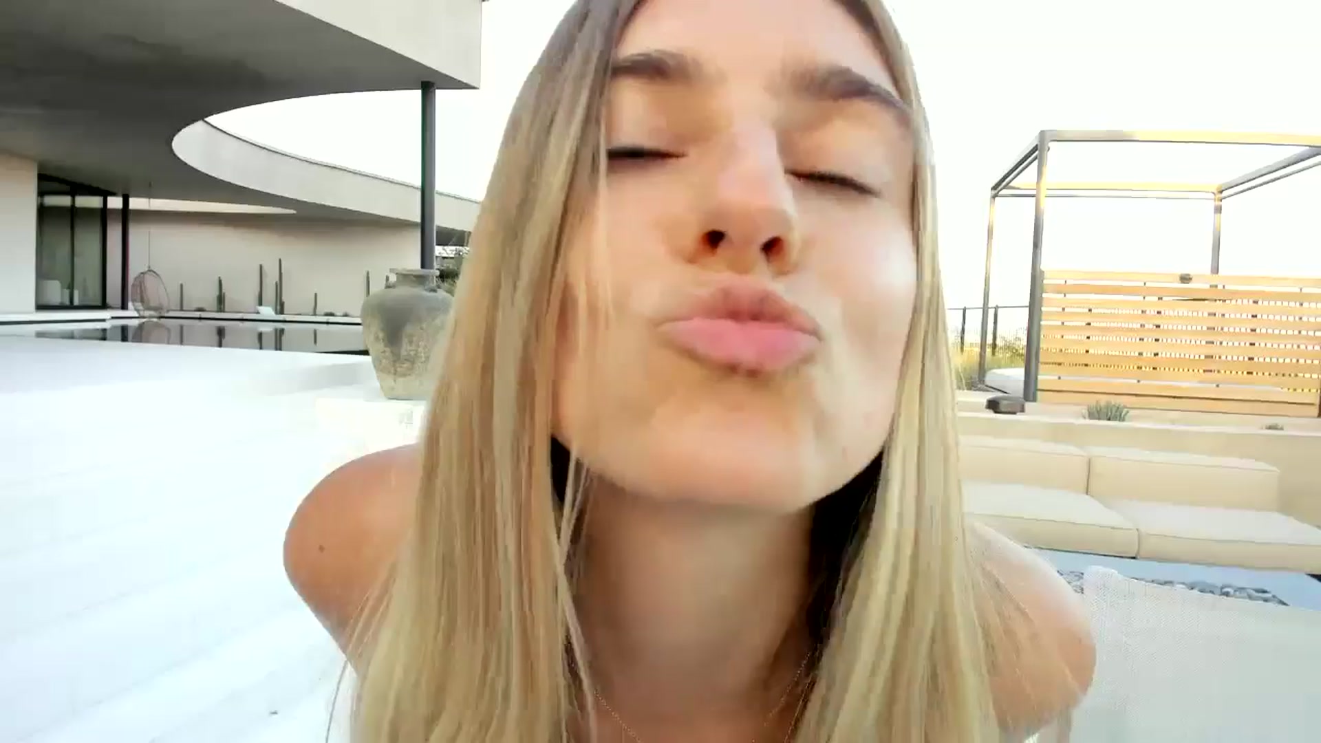 Gallery image thumbnail from Vodka_Queen's myfreecams stream on, 05/19/2025, 03:01 image 6 of 20