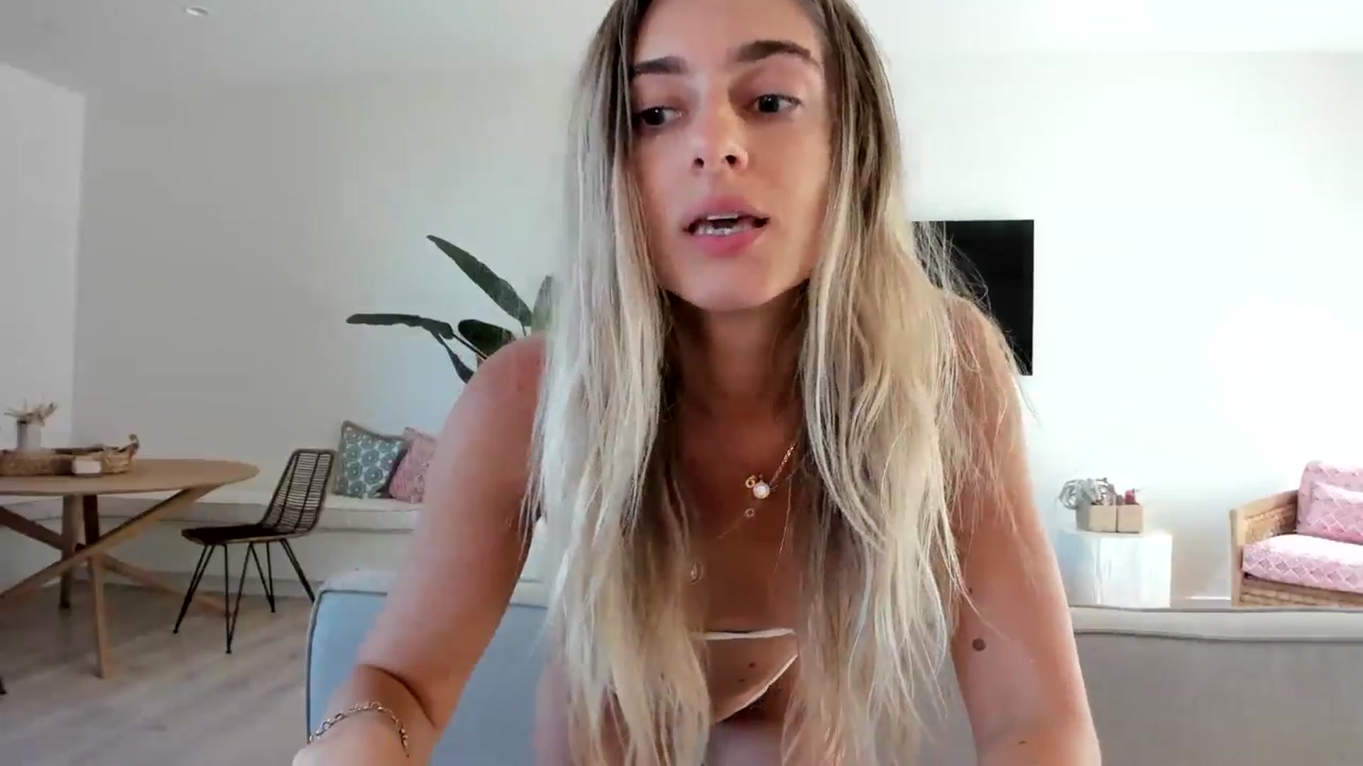 Gallery image thumbnail from Vodka_Queen's myfreecams stream on, 05/19/2025, 22:57 image 14 of 20
