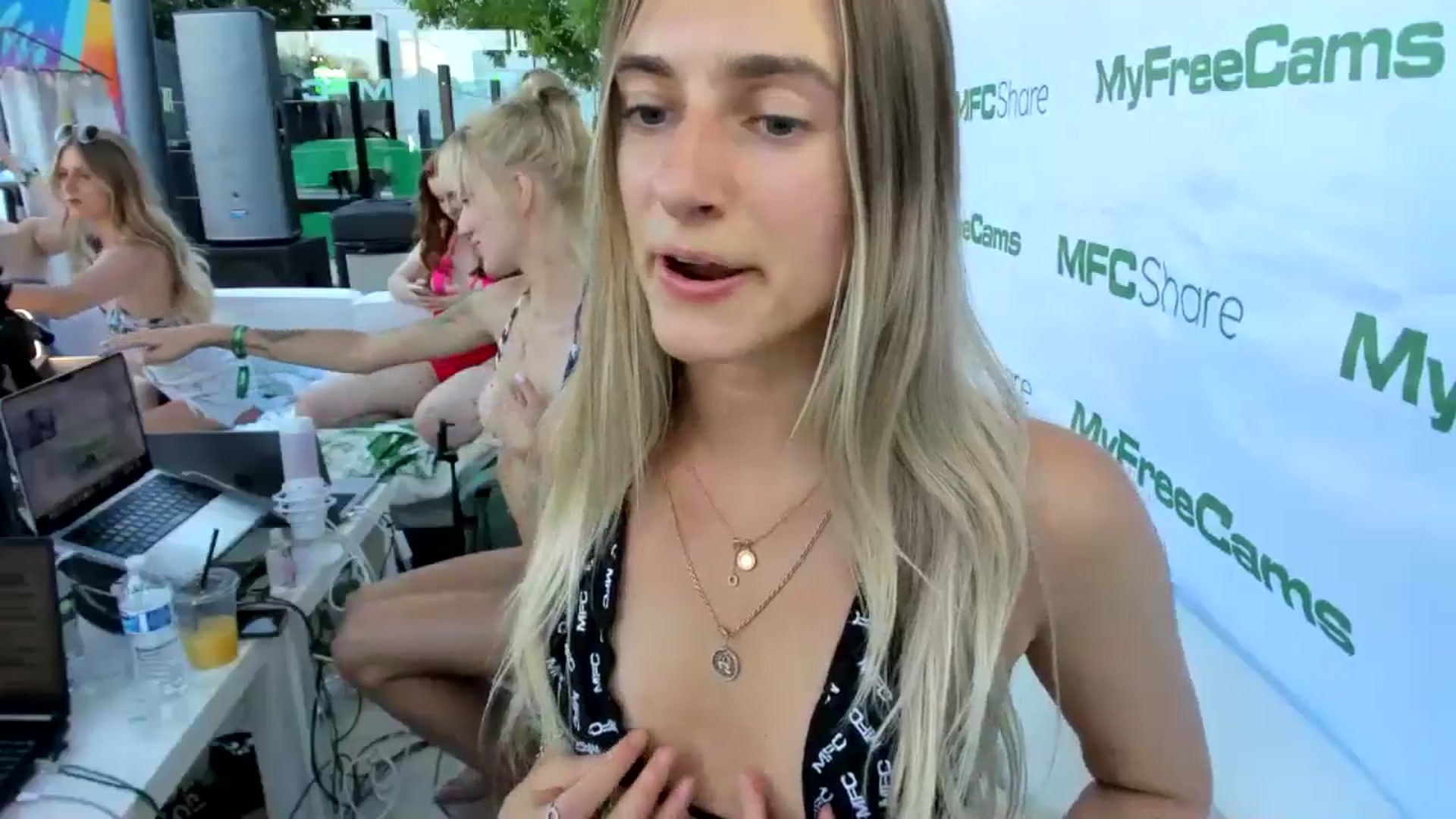 Gallery image thumbnail from Vodka_Queen's myfreecams stream on, 05/21/2025, 01:32 image 14 of 20