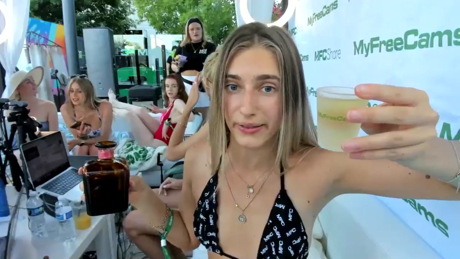 Gallery image thumbnail from Vodka_Queen's myfreecams stream on, 05/21/2025, 01:32 image 11 of 20