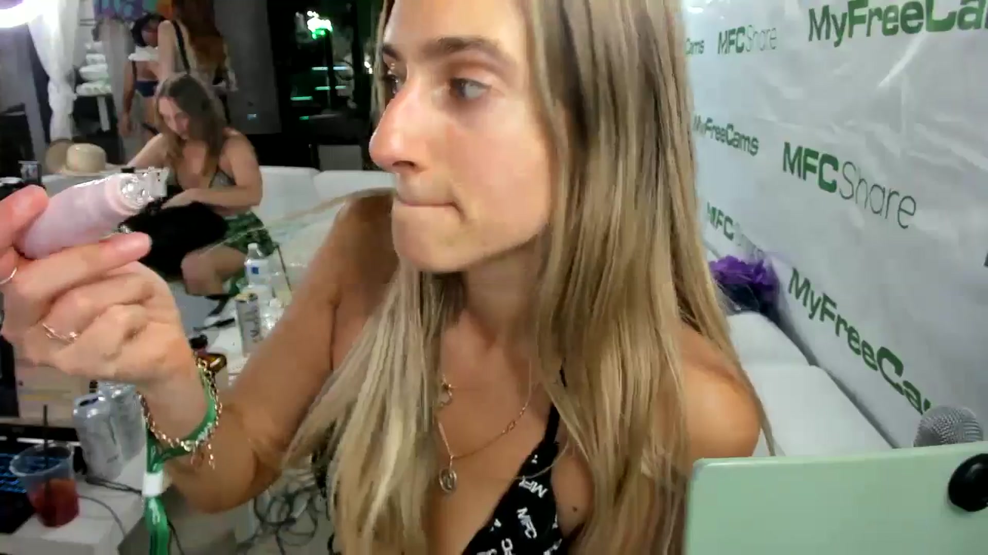 Gallery image thumbnail from Vodka_Queen's myfreecams stream on, 05/21/2025, 06:46 image 8 of 20