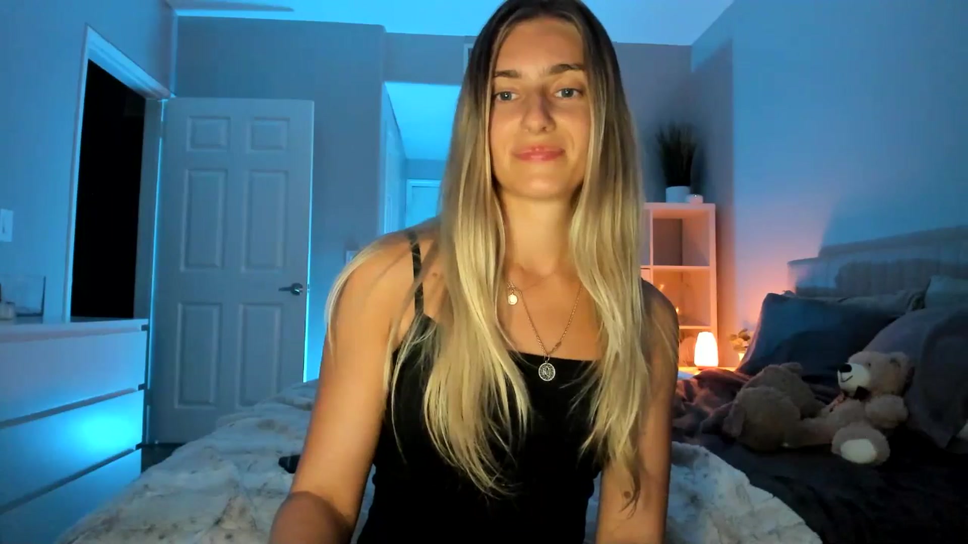 Gallery image thumbnail from Vodka_Queen's myfreecams stream on, 05/28/2025, 07:31 image 16 of 20